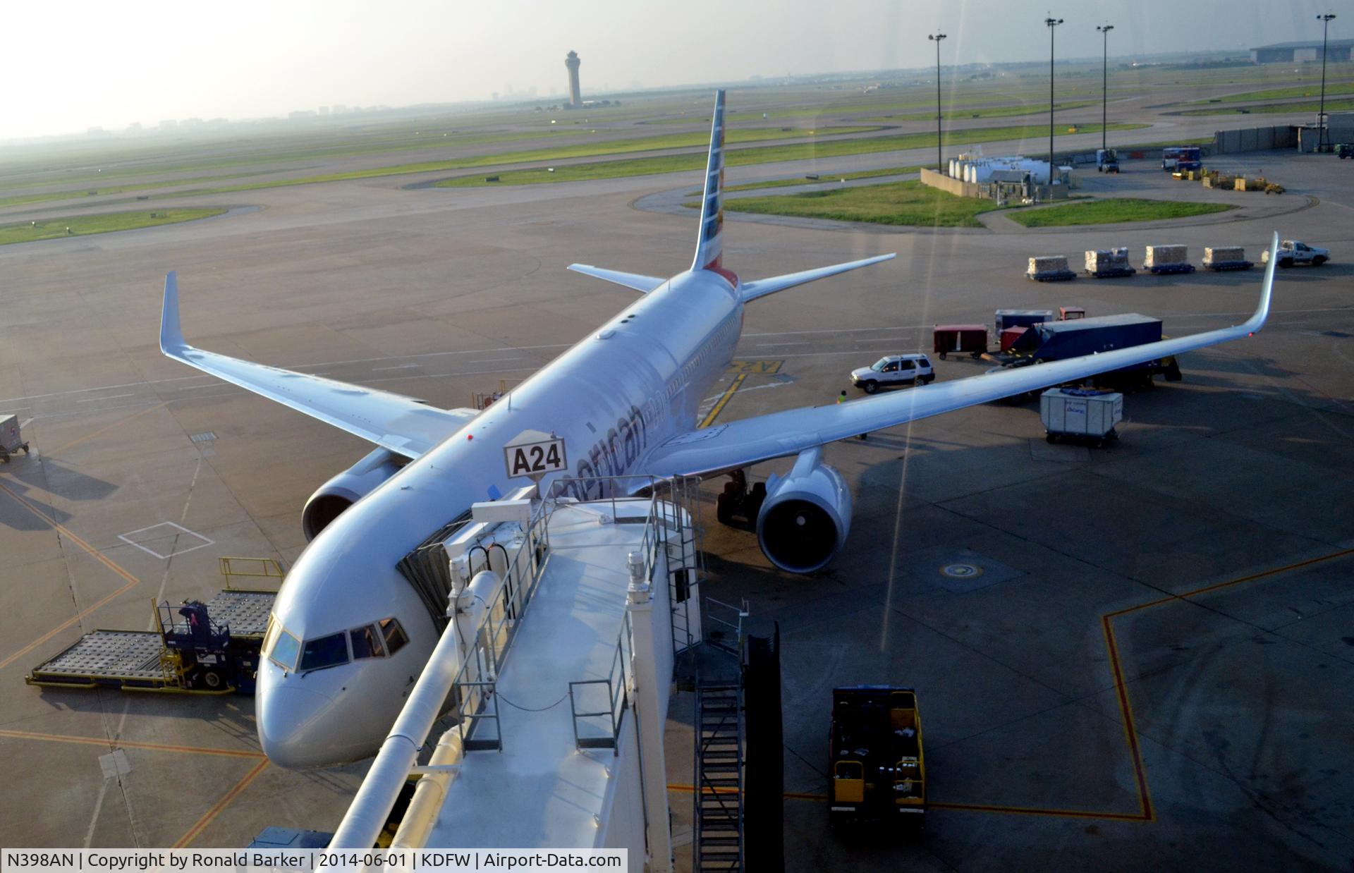 N398AN, 1999 Boeing 767-323ER C/N 29605, Gate A24 DFW