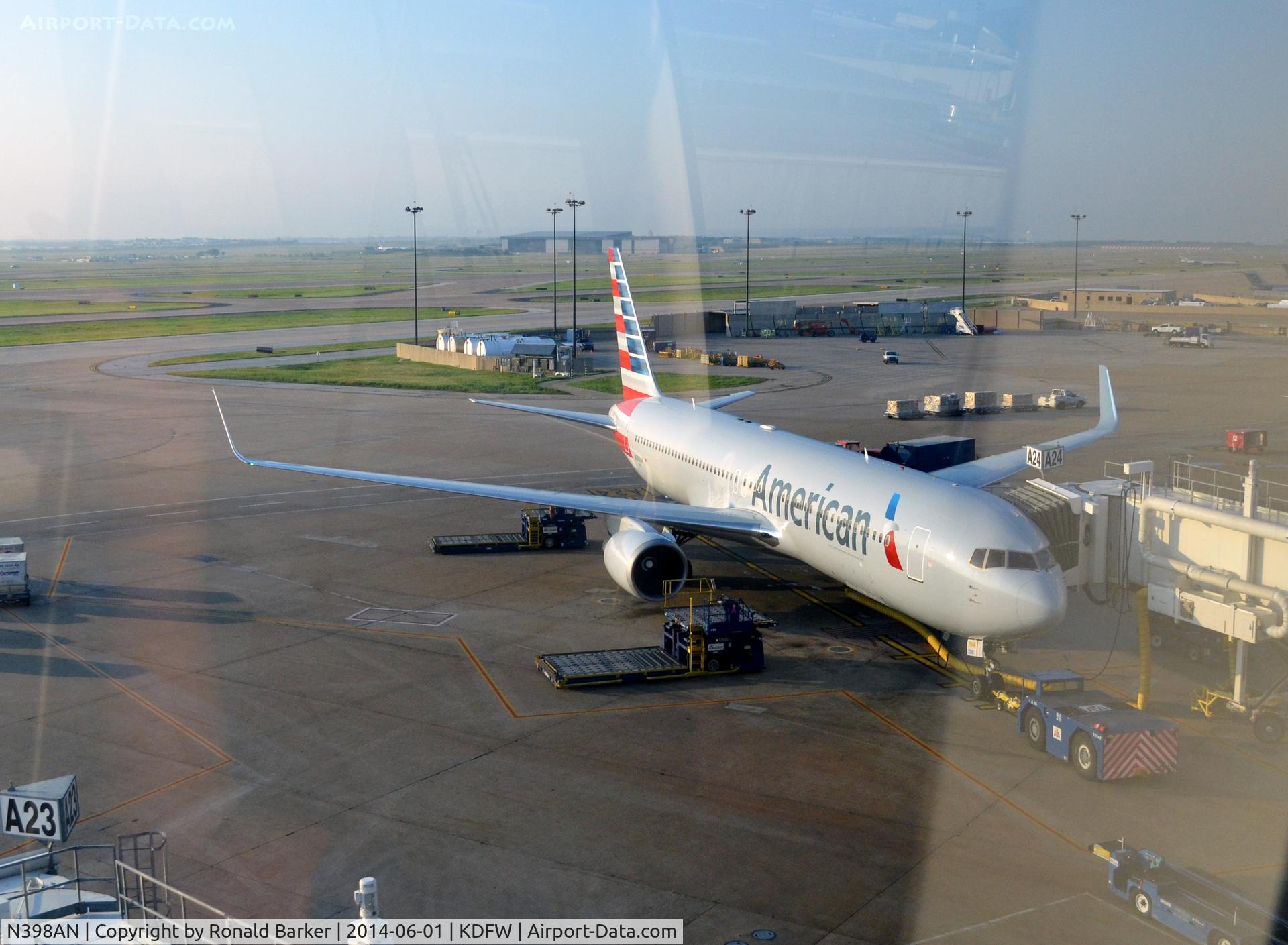 N398AN, 1999 Boeing 767-323ER C/N 29605, Gate A24 DFW