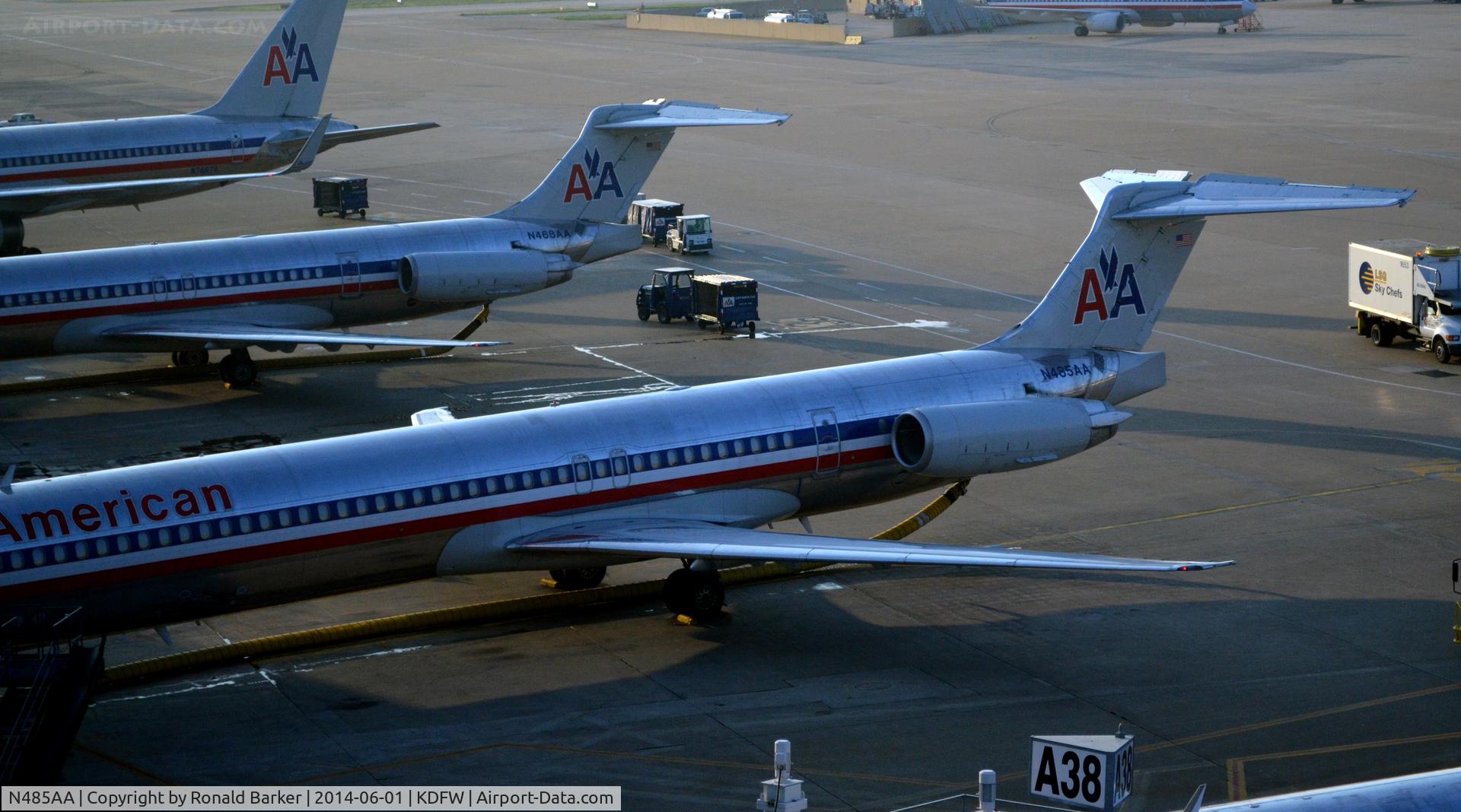 N485AA, 1988 McDonnell Douglas MD-82 (DC-9-82) C/N 49678, At the gate DFW