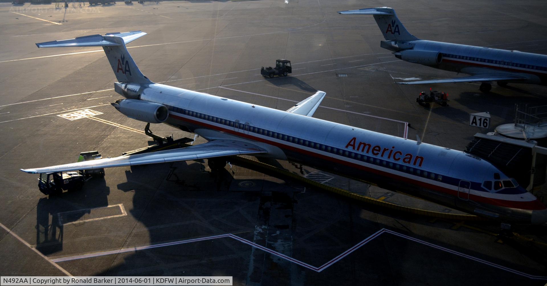 N492AA, 1989 McDonnell Douglas MD-82 (DC-9-82) C/N 49730, Gate A16 DFW
