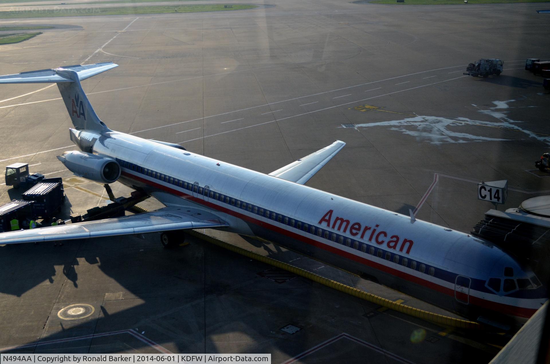 N494AA, 1989 McDonnell Douglas MD-82 (DC-9-82) C/N 49732, Gate C14 DFW