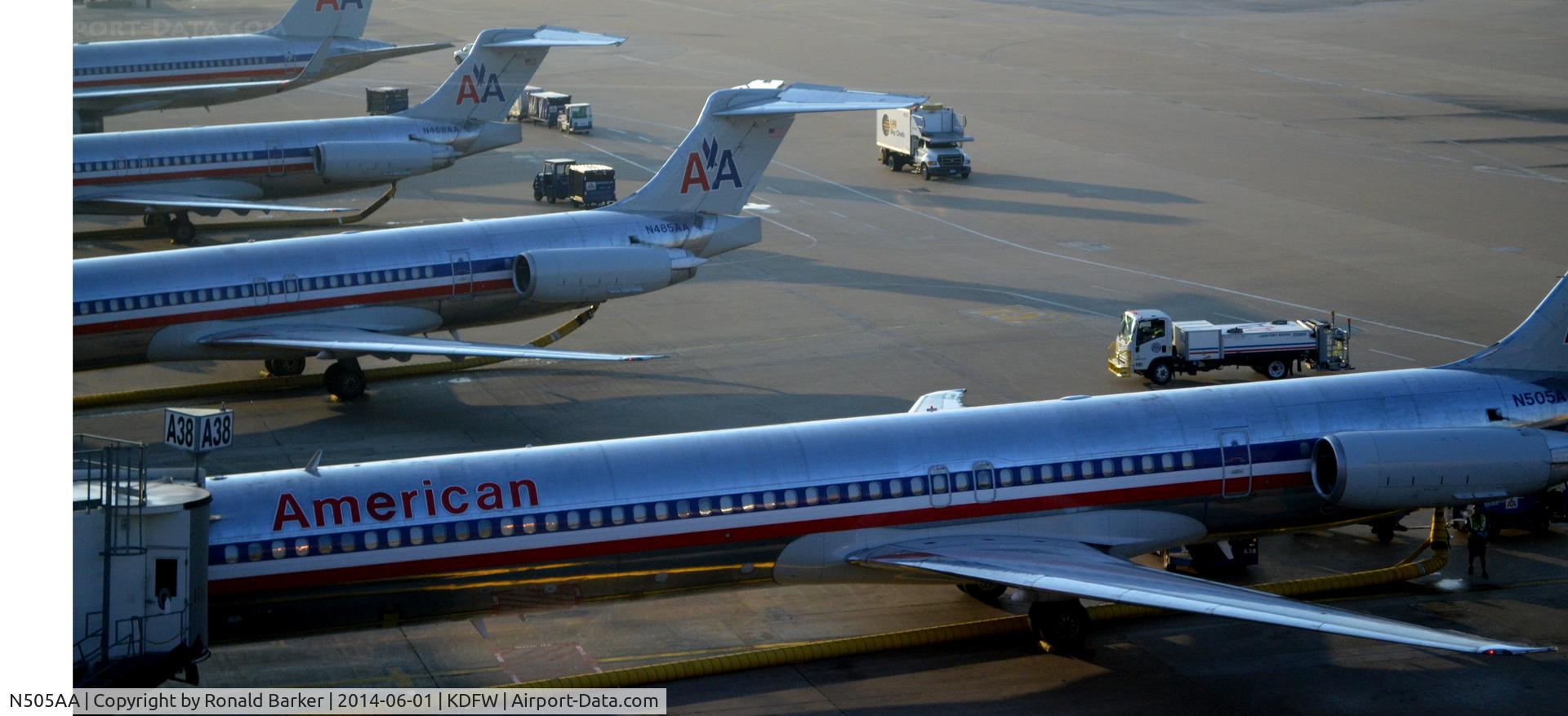 N505AA, 1989 McDonnell Douglas MD-82 (DC-9-82) C/N 49799, Gate A38 DFW