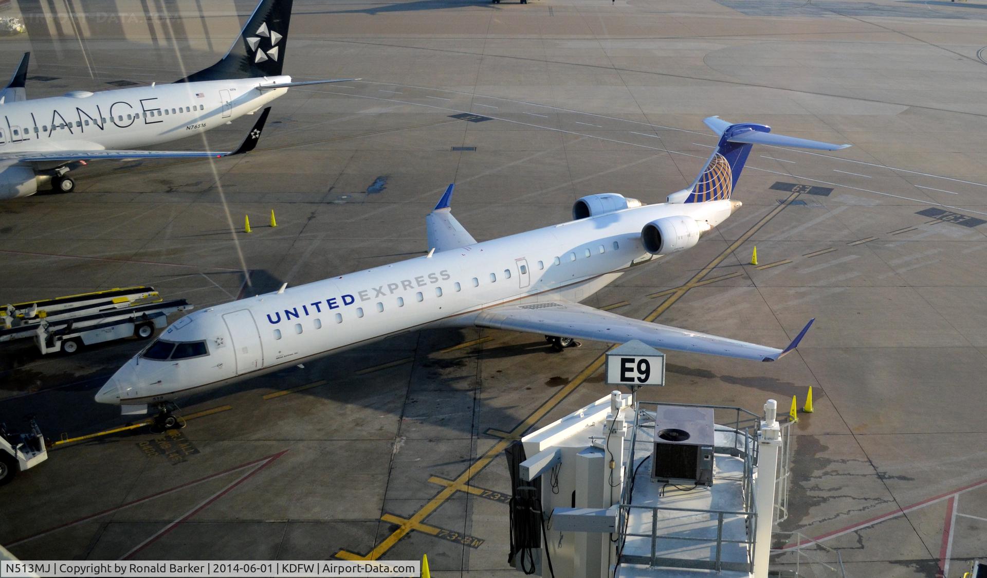 N513MJ, 2003 Bombardier CRJ-701 (CL-600-2C10) Regional Jet C/N 10111, Gate E9 DFW