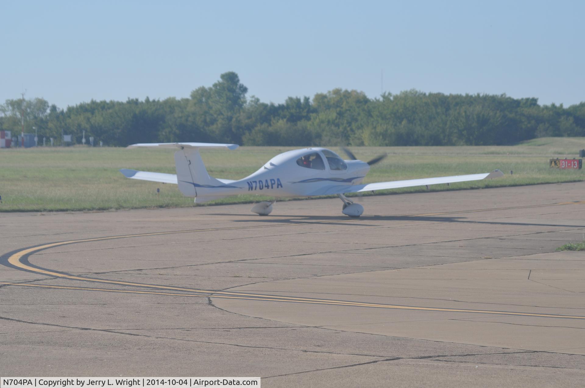 N704PA, 2006 Diamond DA-40 Diamond Star C/N 40.704, Taxing at Dallas Executive Airport.