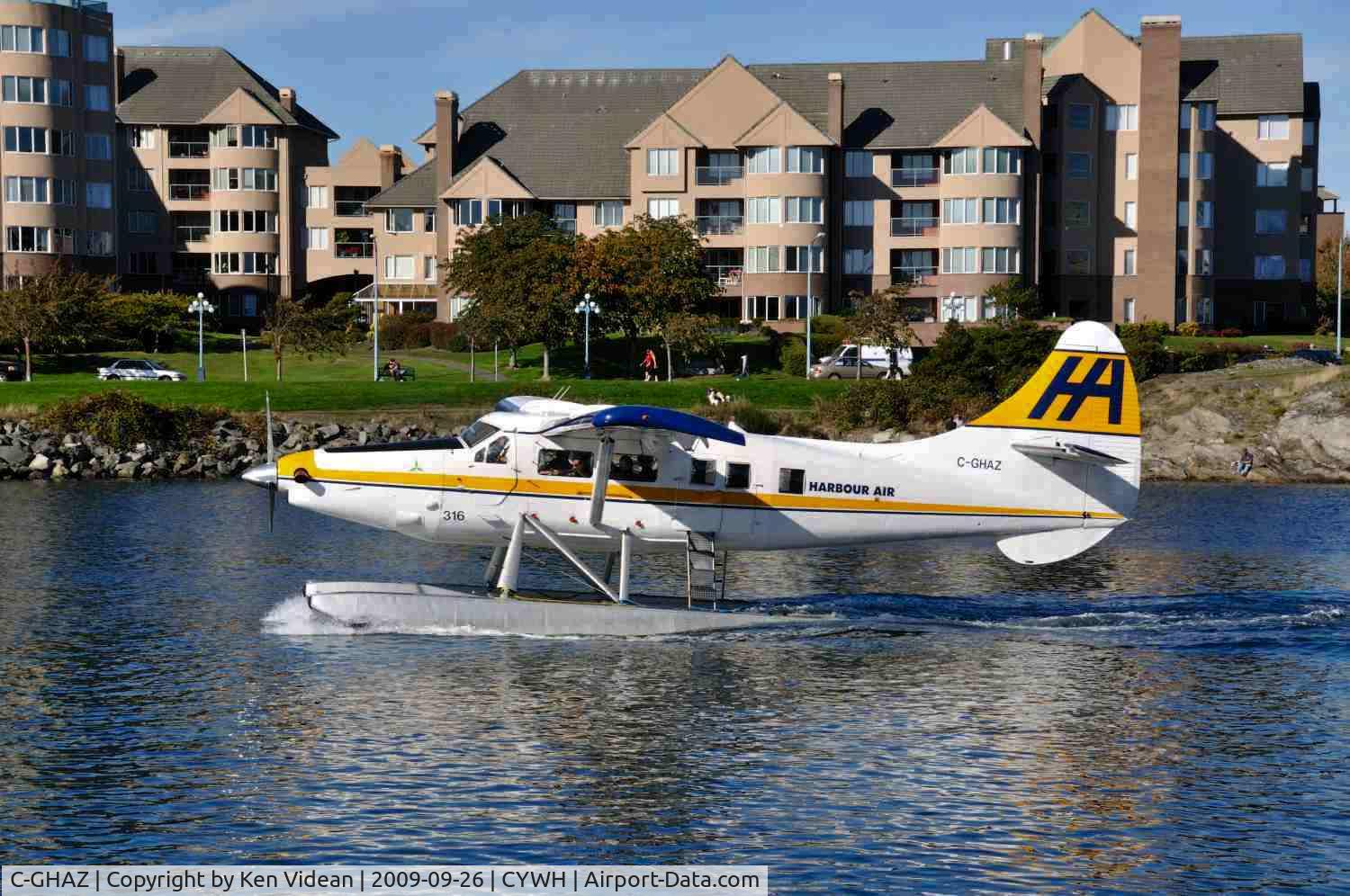 C-GHAZ, 1953 De Havilland Canada DHC-3 Otter C/N 19, Taxiing for departure from Victoria harbour.