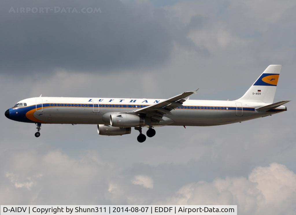 D-AIDV, 2012 Airbus A321-231 C/N 5413, Landing rwy 25L in Retro c/s