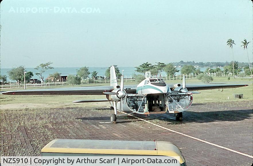 NZ5910, Bristol 170 Freighter Mk.31M C/N 13134, RAF Changi 1965 - ready to load