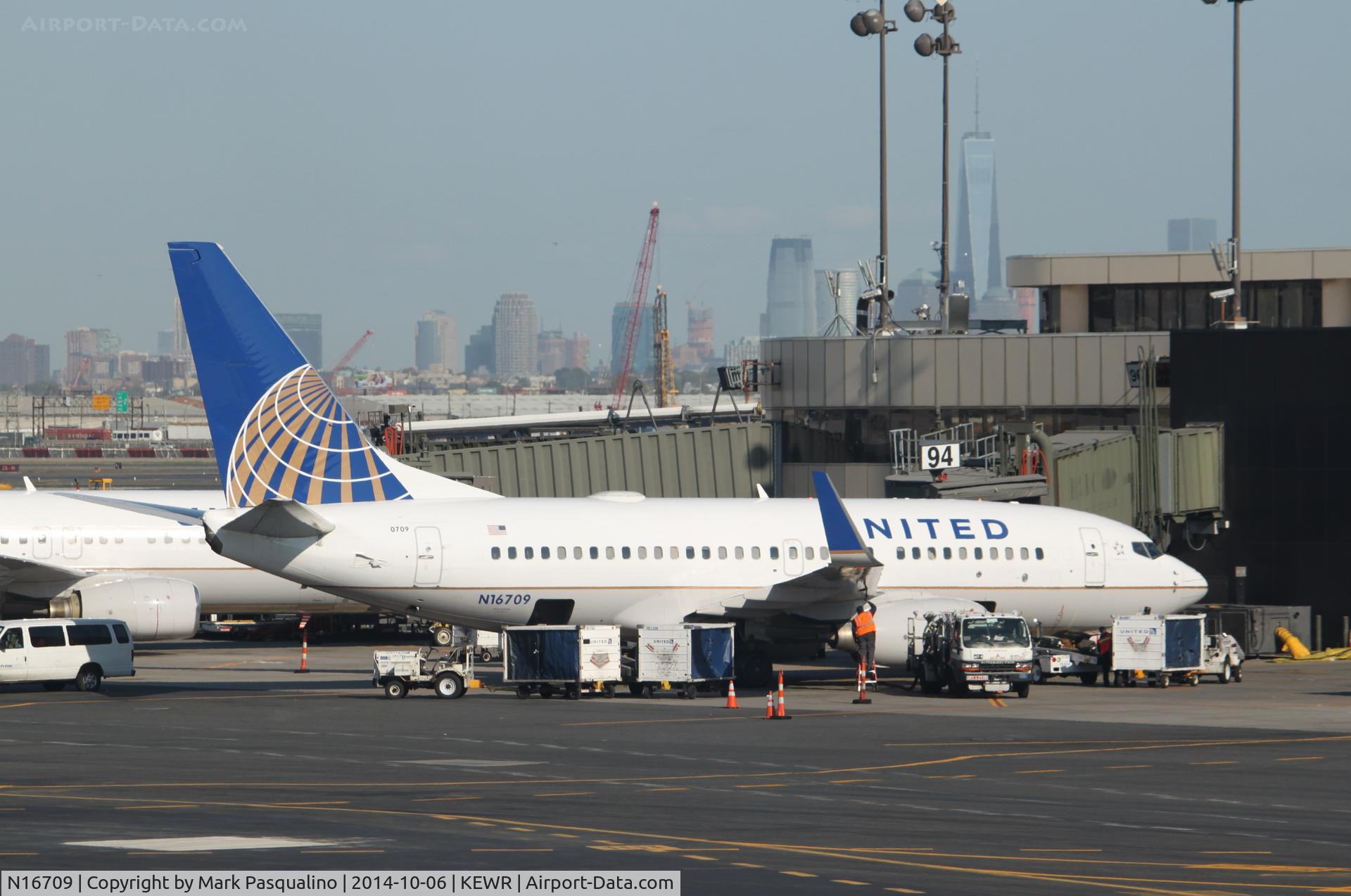 N16709, 1998 Boeing 737-724 C/N 28779, Boeing 737-700