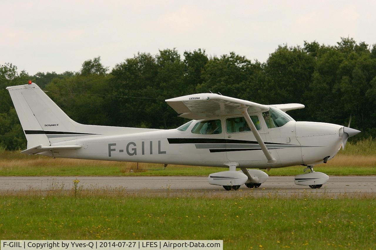 F-GIIL, Reims F172N Skyhawk C/N 172-72705, Reims F172N Skyhawk, Taxiing to holding point rwy 03, Guiscriff airfield (LFES) open day 2014