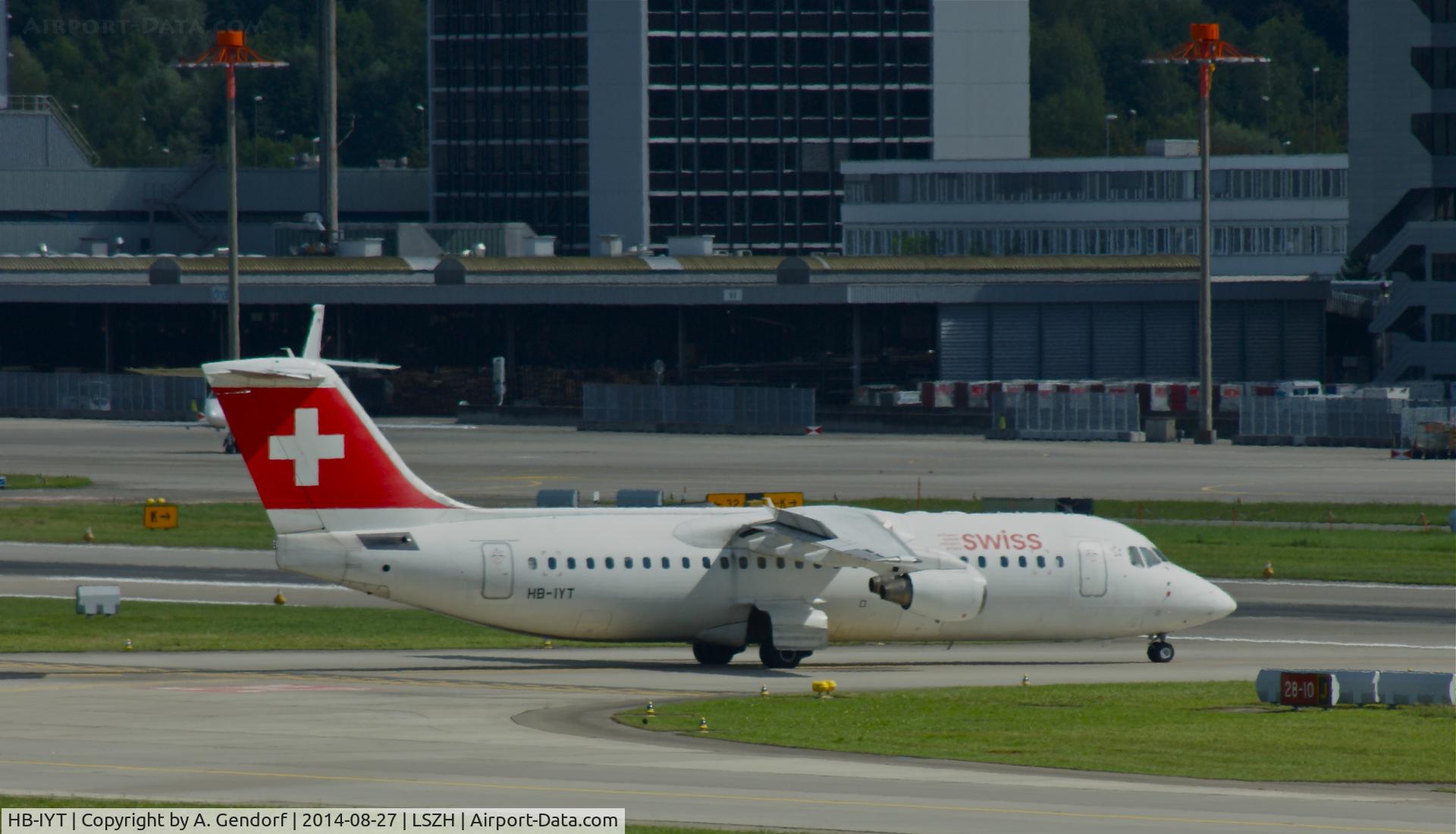 HB-IYT, 2000 British Aerospace Avro 146-RJ100 C/N E3380, Swiss, is hereon the way to the gate shortly after landing at Zürich-Kloten(LSZH)