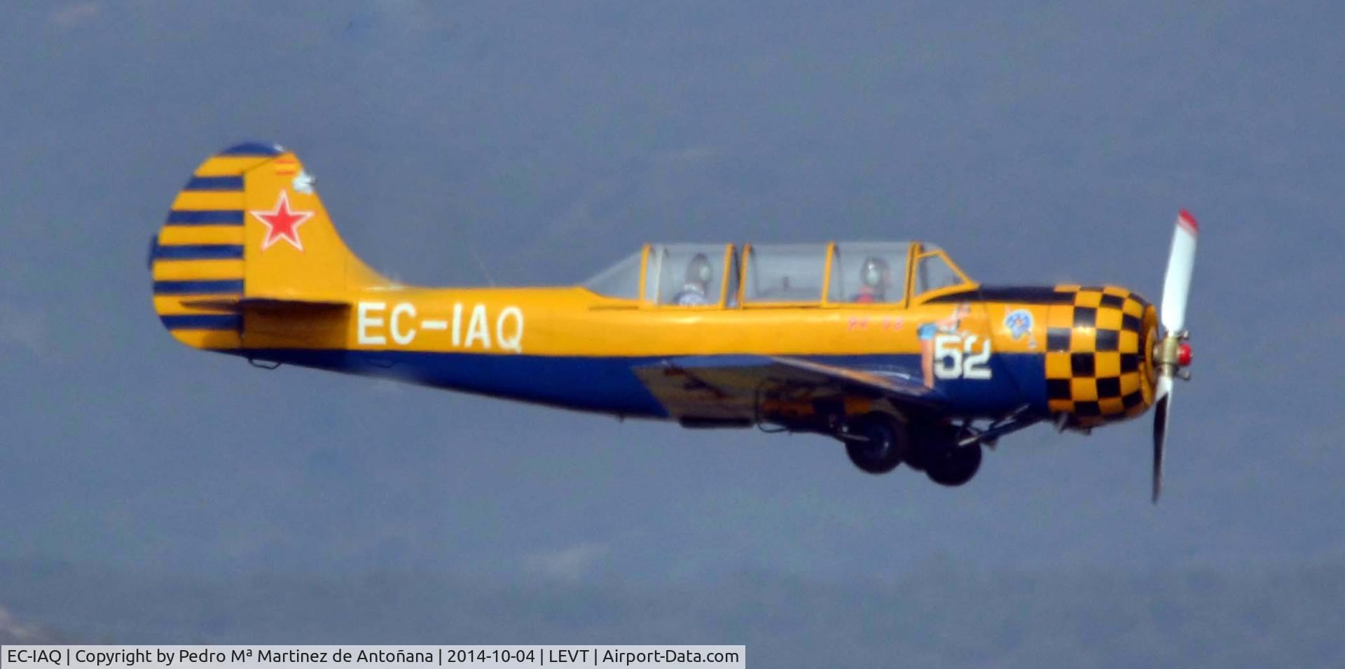 EC-IAQ, Yakovlev Yak-52 C/N 877912, Aeropuerto de Foronda - Vitoria-Gasteiz, en vuelo