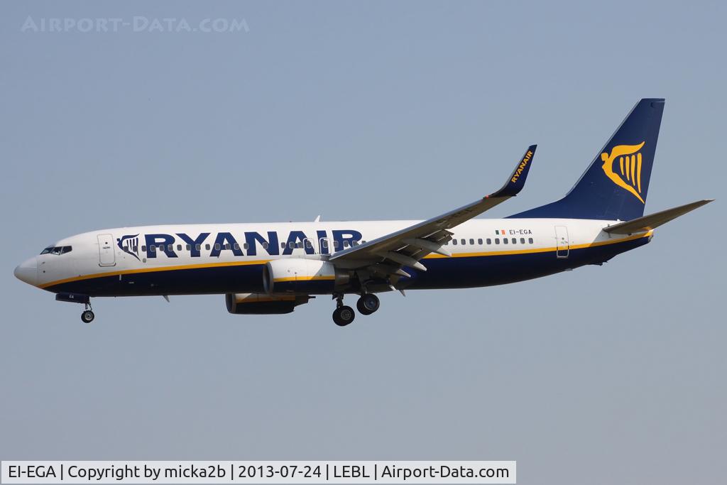 EI-EGA, 2009 Boeing 737-8AS C/N 38490, Landing