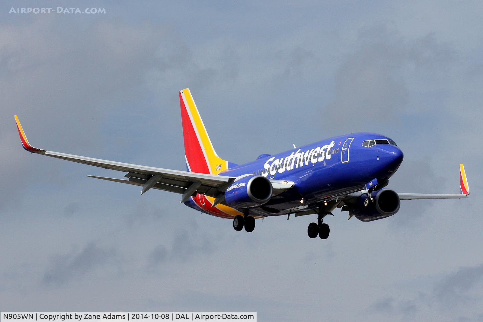 N905WN, 2008 Boeing 737-7H4 C/N 36617, New Southwest Paint - Landing at Dallas Love Field