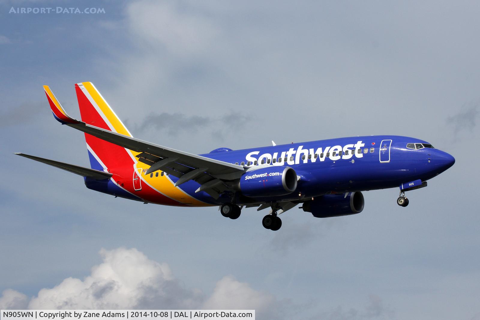 N905WN, 2008 Boeing 737-7H4 C/N 36617, New Southwest Paint - Landing at Dallas Love Field