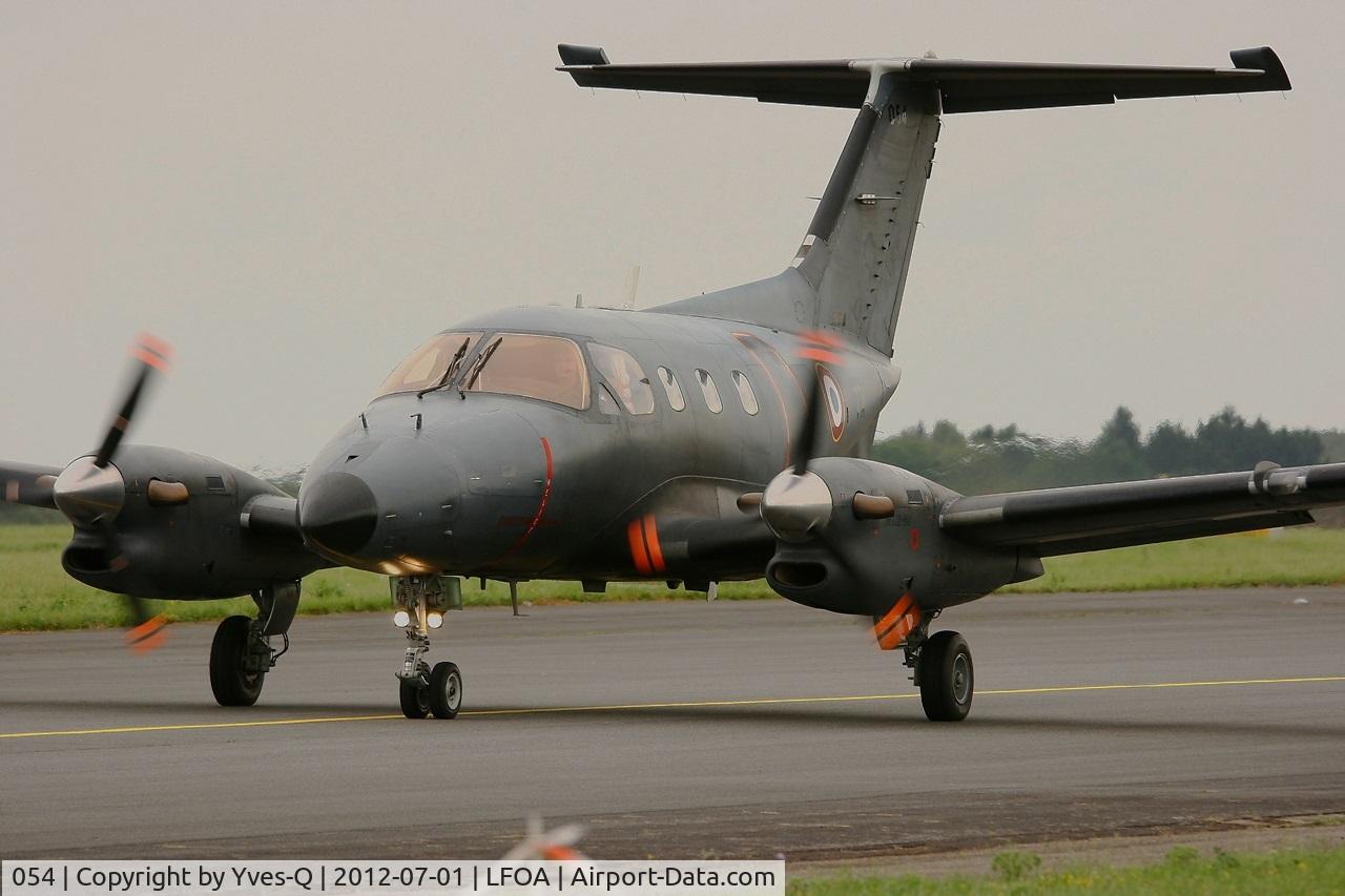 054, 1982 Embraer EMB-121AA Xingu C/N 121054, Embraer EMB-121AN Xingu, Taxiing after display flight, Avord Air Base 702 (LFOA) open day 2012