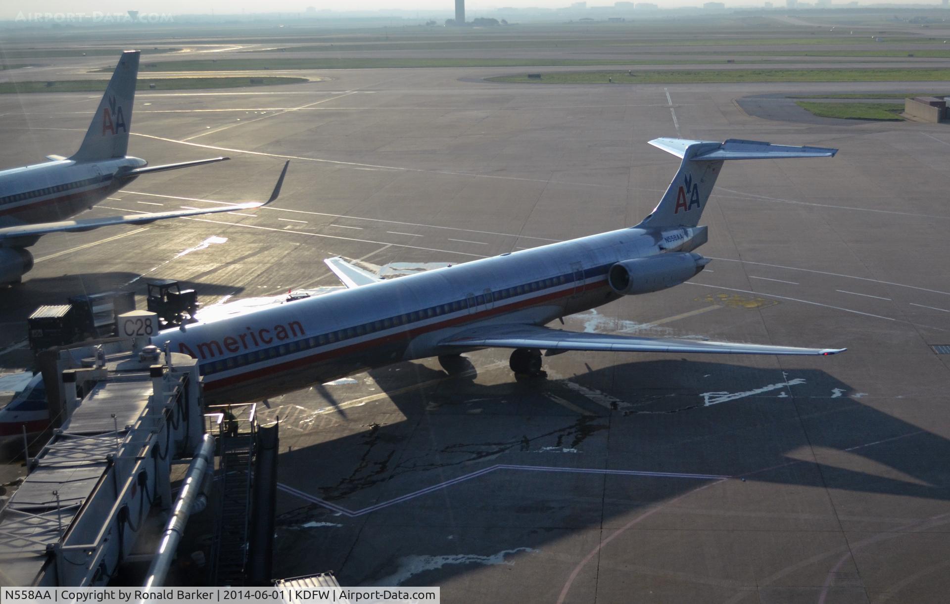 N558AA, 1991 McDonnell Douglas MD-82 (DC-9-82) C/N 53088, Gate C27 DFW