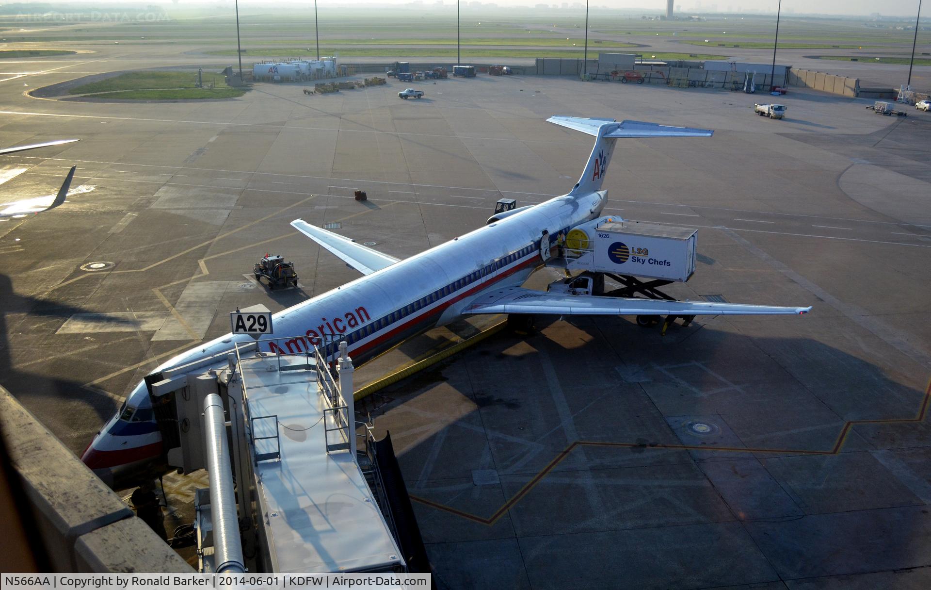 N566AA, 1987 McDonnell Douglas MD-83 (DC-9-83) C/N 49348, Gate A29 DFW