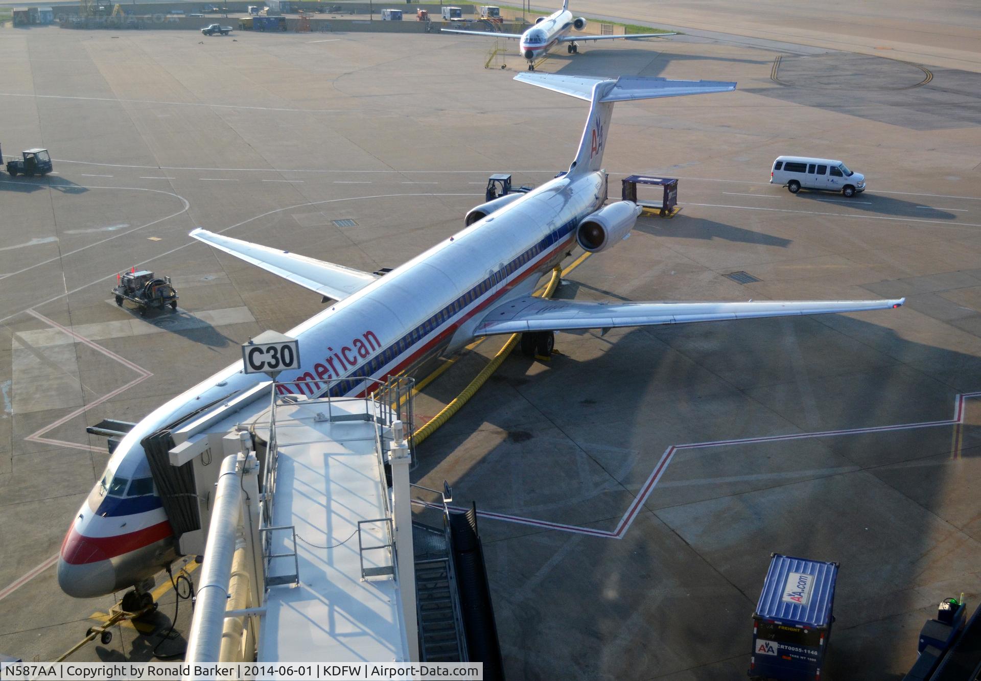 N587AA, 1991 McDonnell Douglas MD-82 (DC-9-82) C/N 53250, Gate C3 DFW