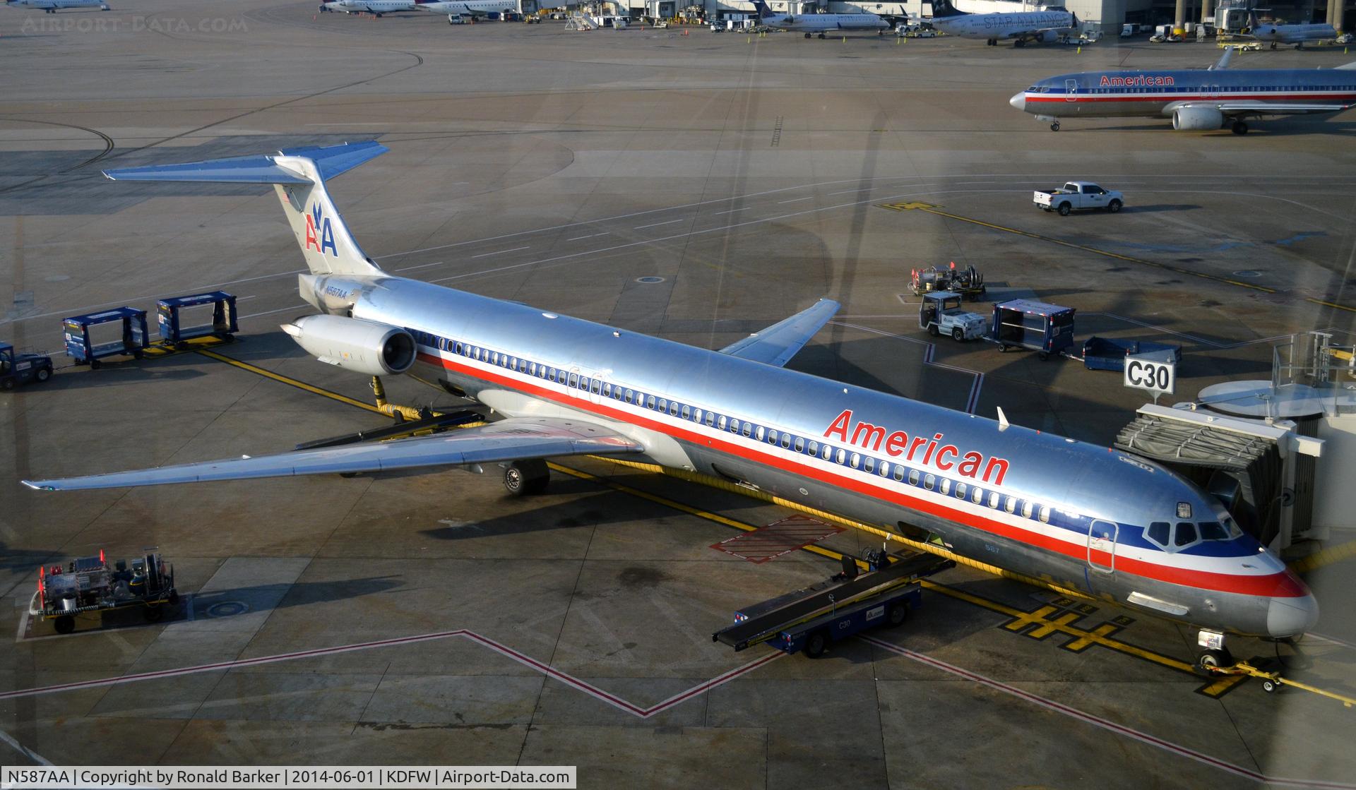 N587AA, 1991 McDonnell Douglas MD-82 (DC-9-82) C/N 53250, Gate C3 DFW