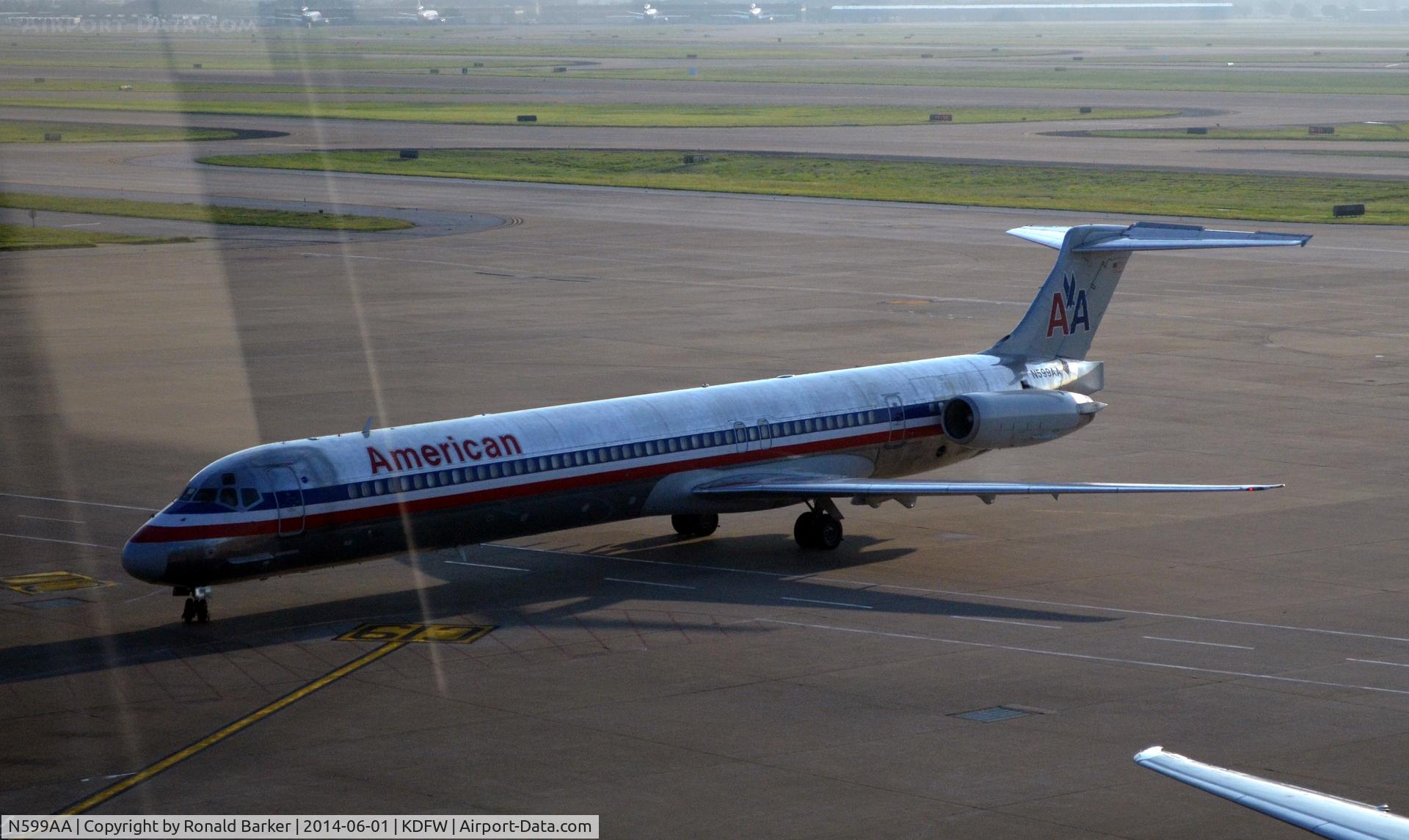 N599AA, 1992 McDonnell Douglas MD-83 (DC-9-83) C/N 53289, Gate C19 DFW