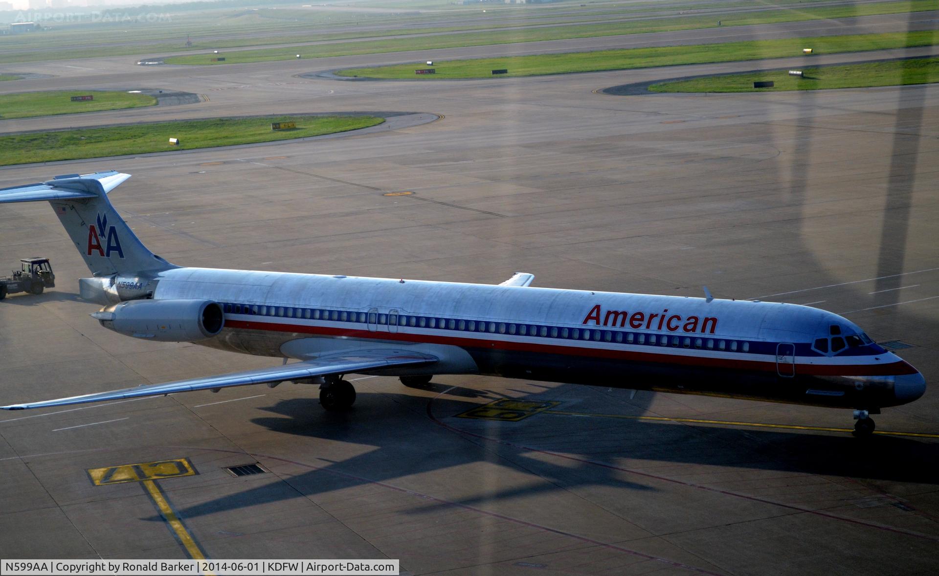 N599AA, 1992 McDonnell Douglas MD-83 (DC-9-83) C/N 53289, Gate C19 DFW