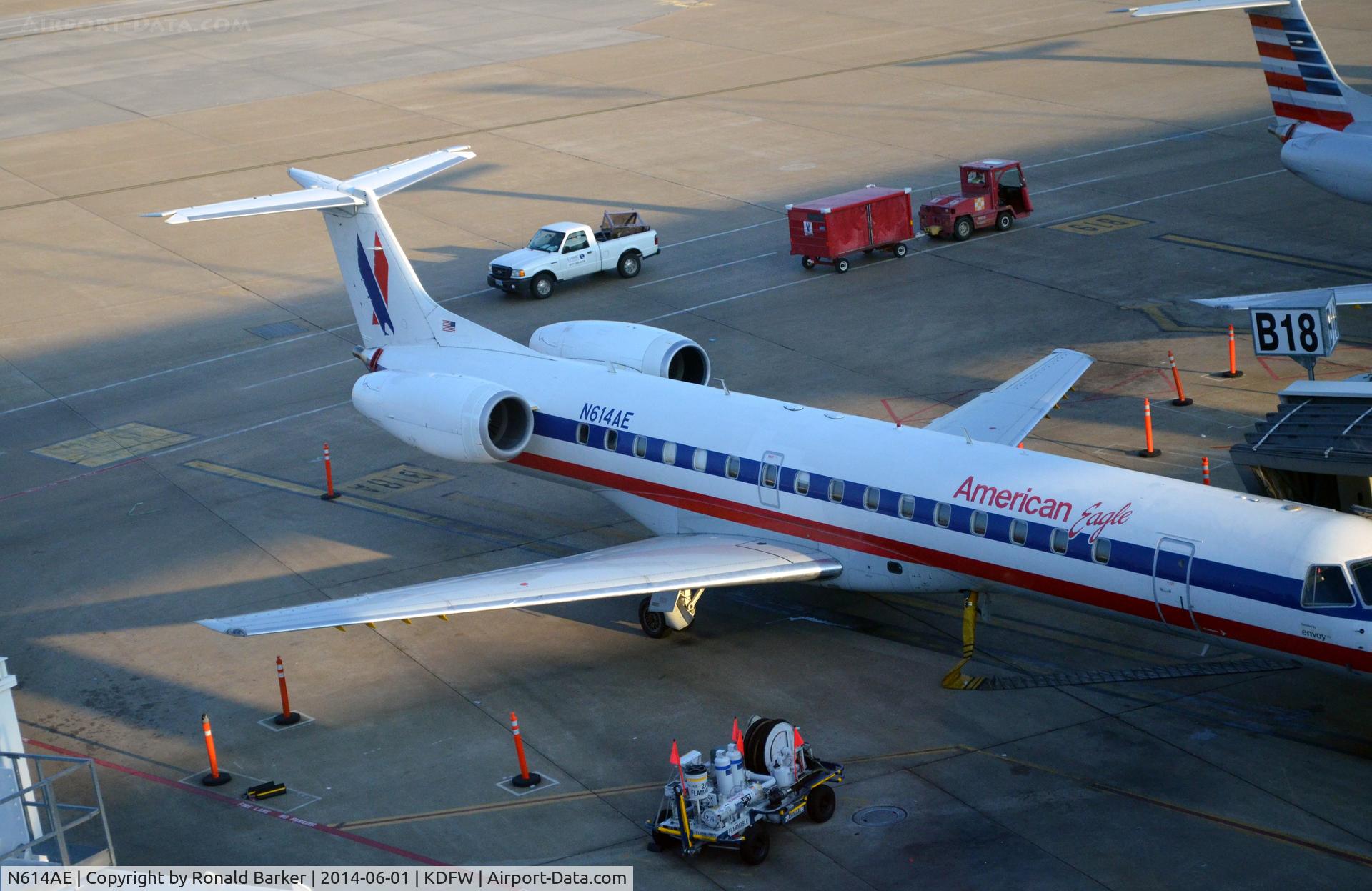 N614AE, 1998 Embraer ERJ-145LR (EMB-145LR) C/N 145086, Gate B18 DFW