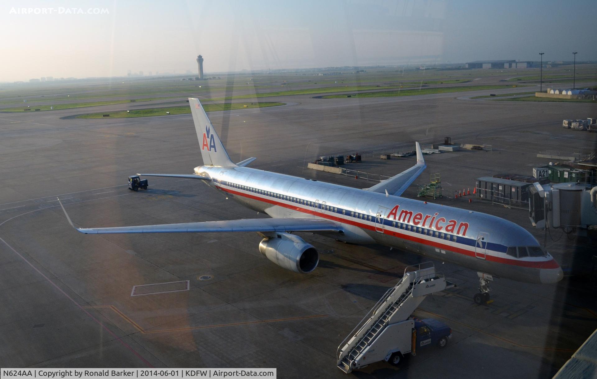 N624AA, 1990 Boeing 757-223 C/N 24582, Gate A21 DFW