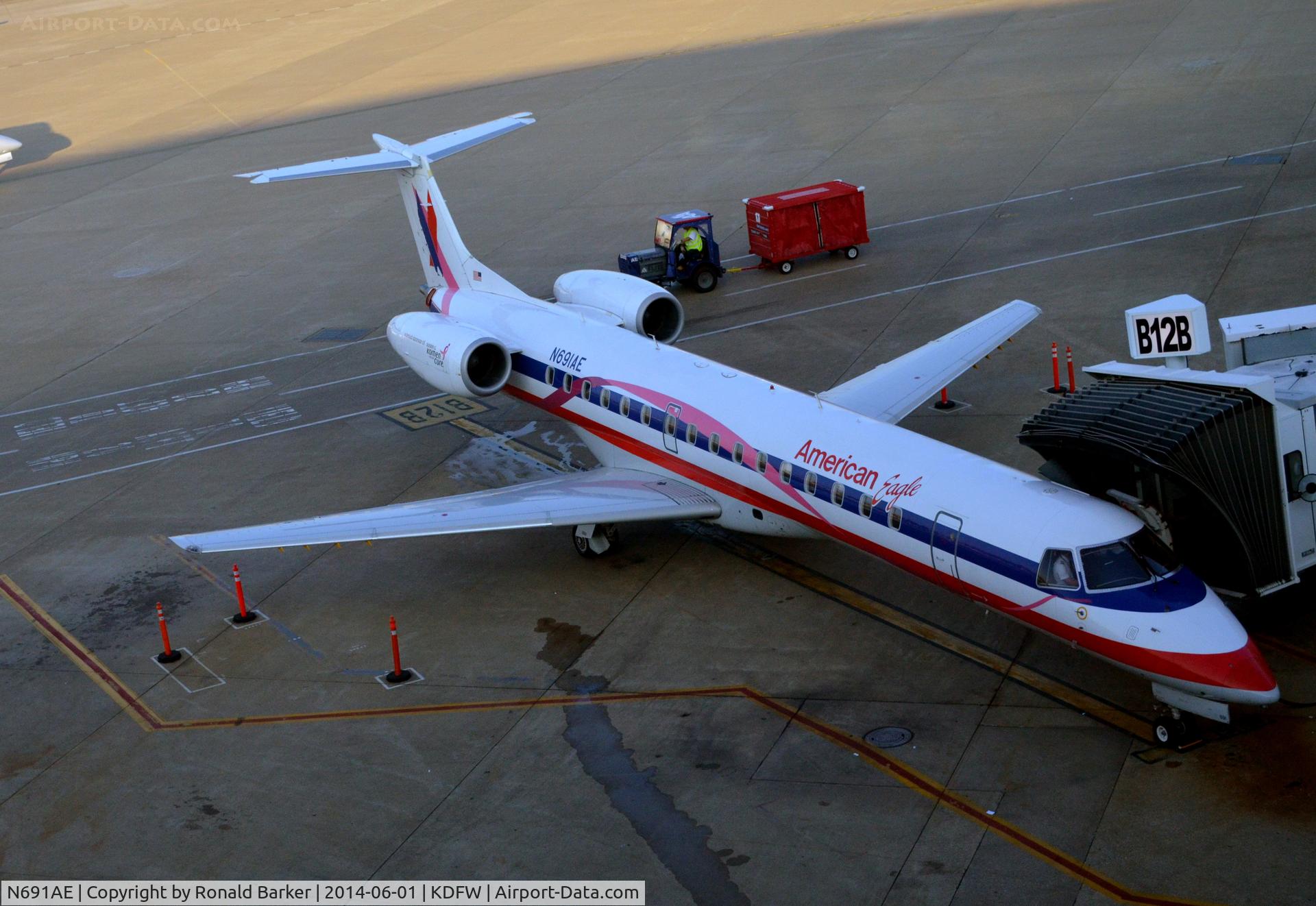 N691AE, 2004 Embraer ERJ-145LR (EMB-145LR) C/N 14500860, Gate B12B DFW