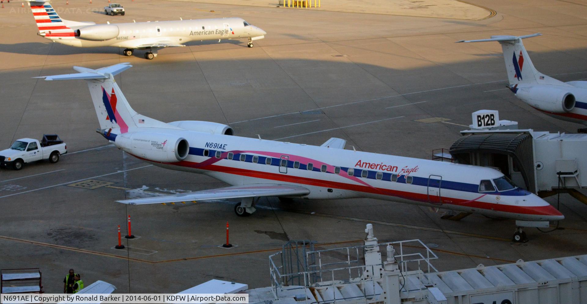 N691AE, 2004 Embraer ERJ-145LR (EMB-145LR) C/N 14500860, Gate B12B DFW