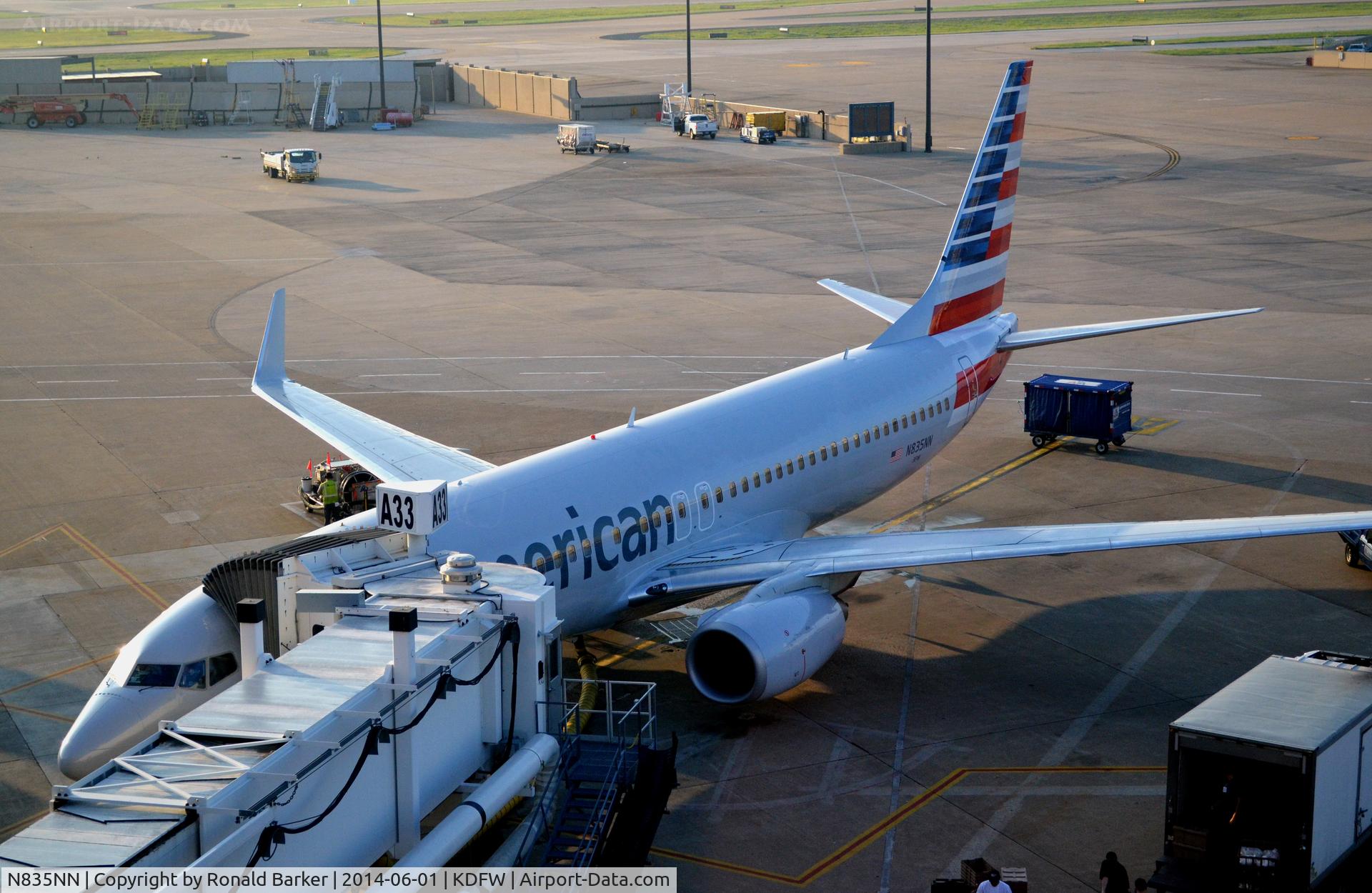 N835NN, 2010 Boeing 737-823 C/N 29577, Gate A33 DFW