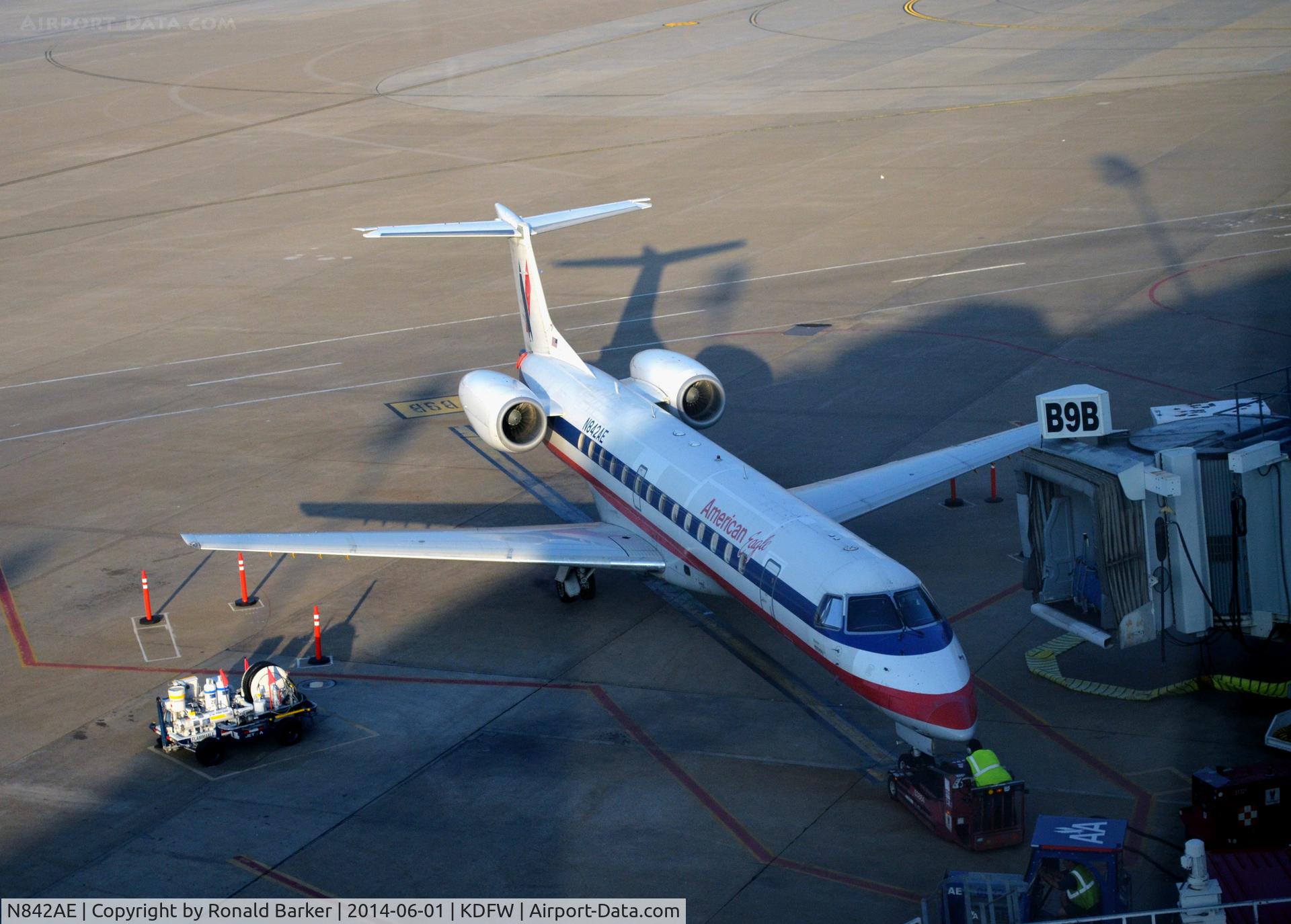 N842AE, 2002 Embraer ERJ-140LR (EMB-135KL) C/N 145673, Gate B9B DFW