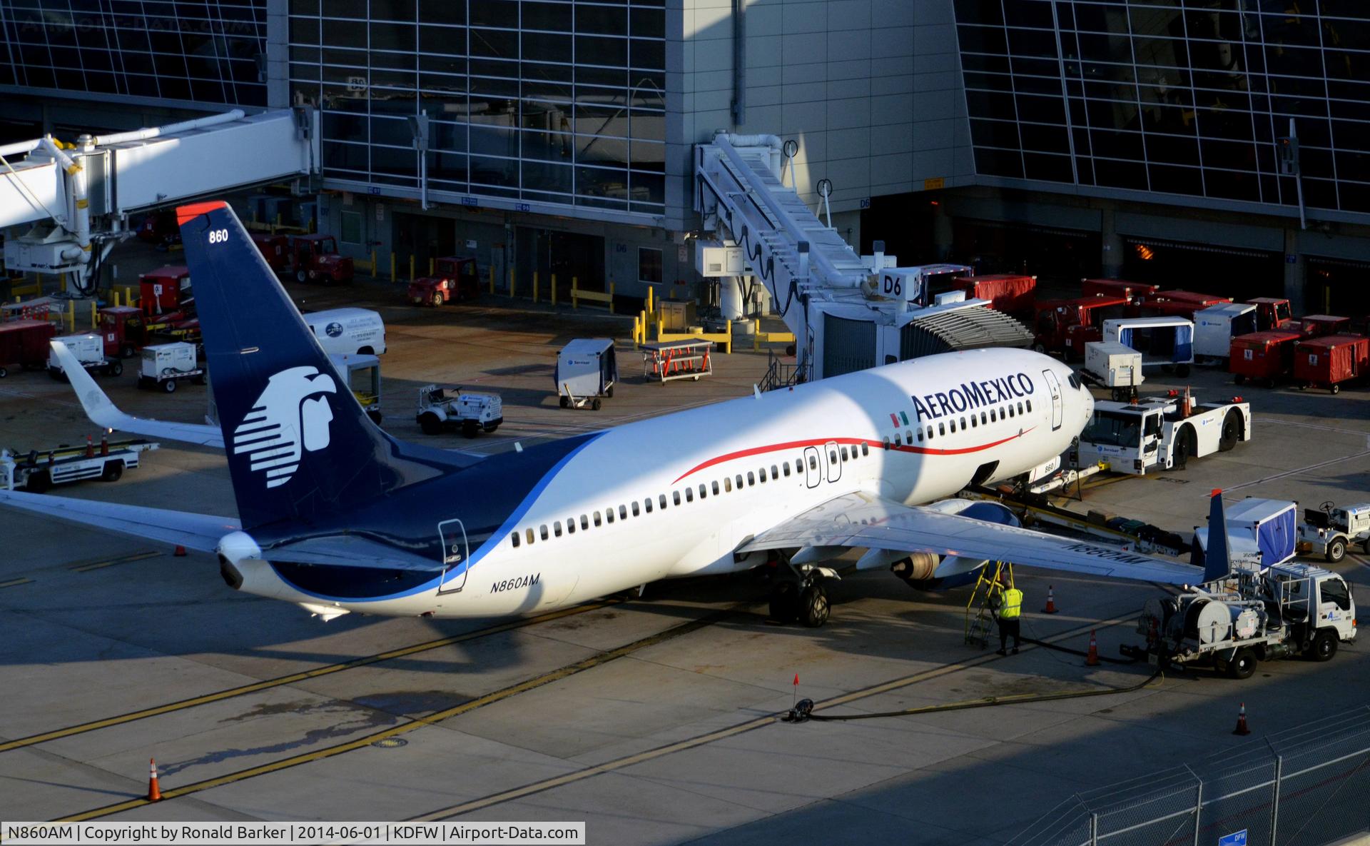 N860AM, 2002 Boeing 737-83N C/N 28249, Gate D6 DFW