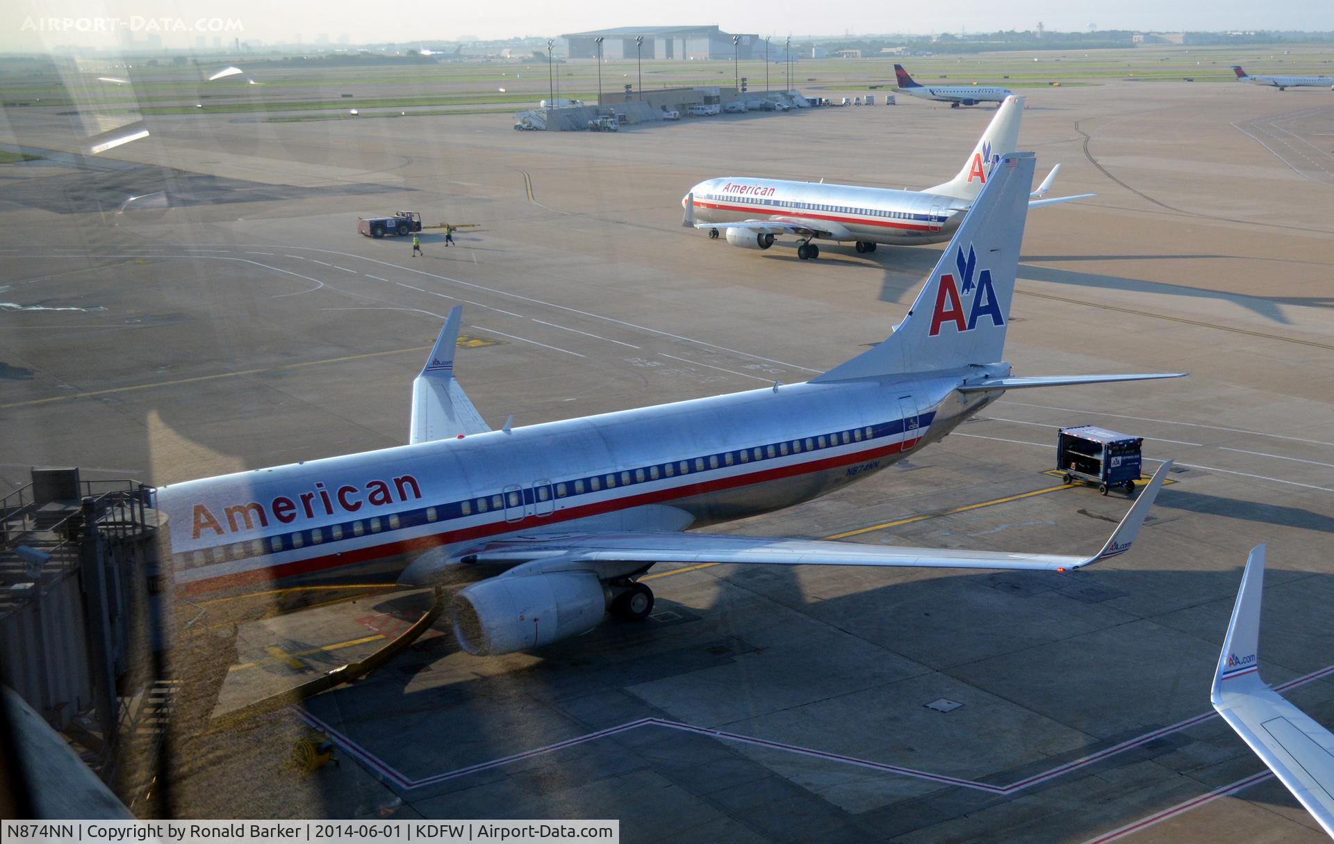 N874NN, 2011 Boeing 737-823 C/N 31129, Gate C# DFW