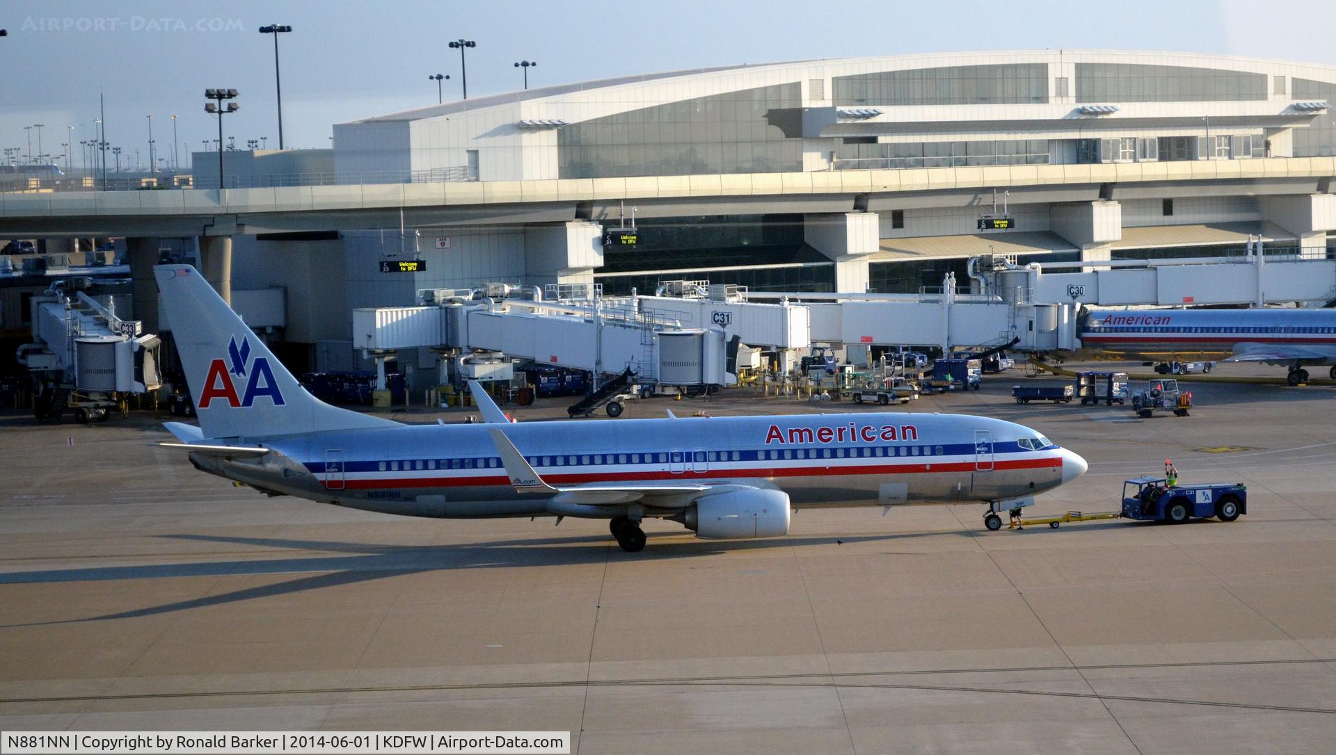 N881NN, Boeing 737-823 C/N 31135, Pushback DFW