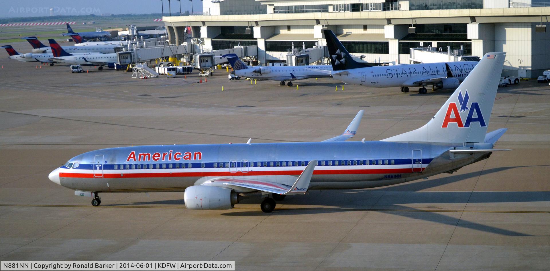 N881NN, Boeing 737-823 C/N 31135, Pushback DFW