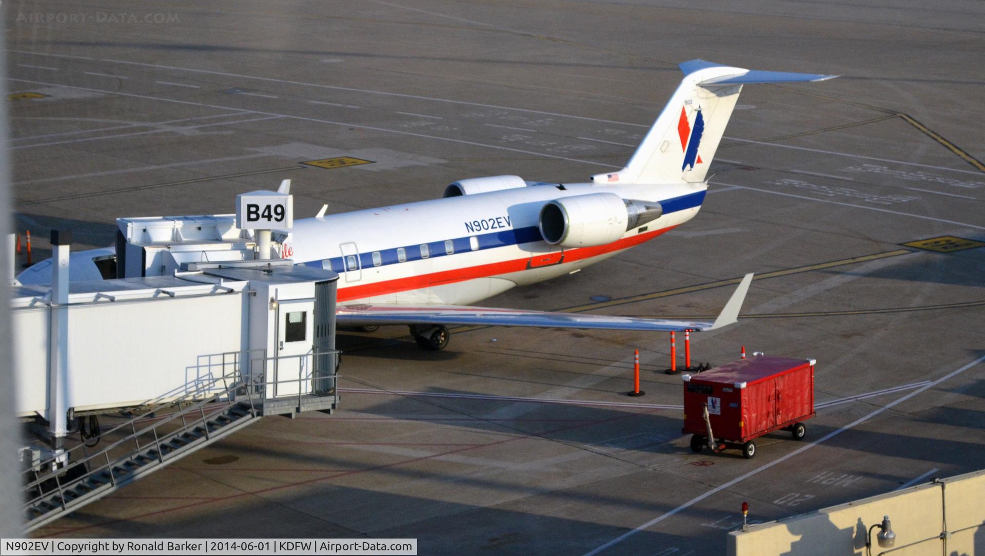 N902EV, 2002 Bombardier CRJ-200ER (CL-600-2B19) C/N 7620, Gate B49 DFW
