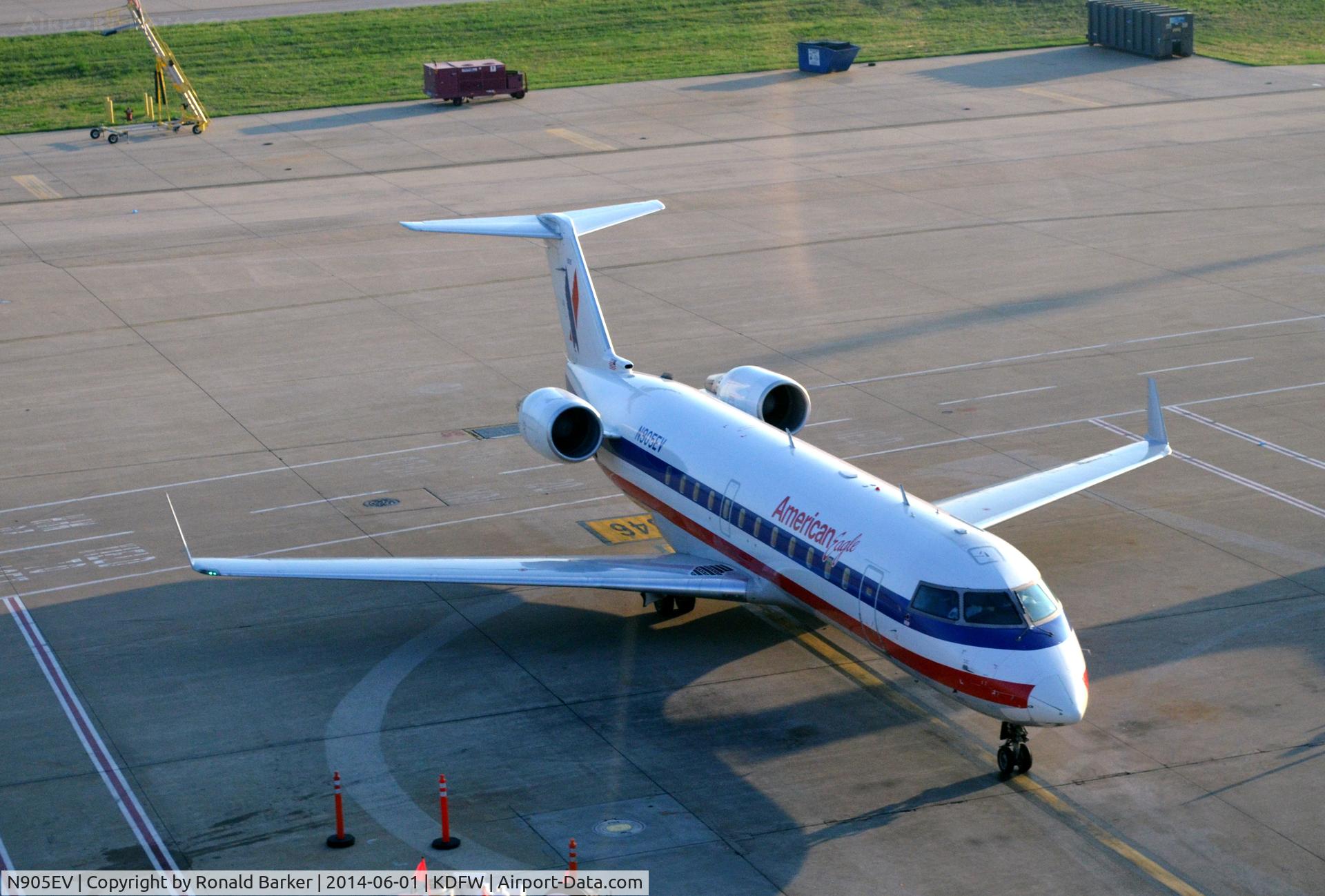 N905EV, 2002 Bombardier CRJ-200ER (CL-600-2B19) C/N 7632, Taxi DFW