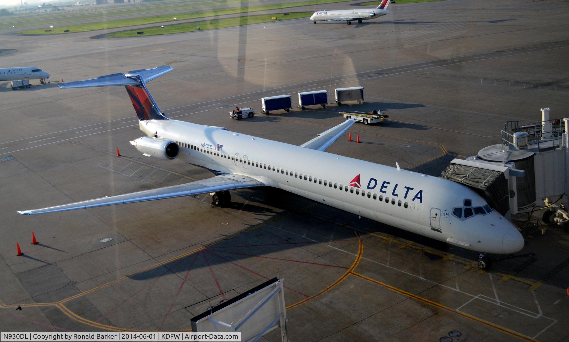 N930DL, 1988 McDonnell Douglas MD-88 C/N 49717, Gate DFW