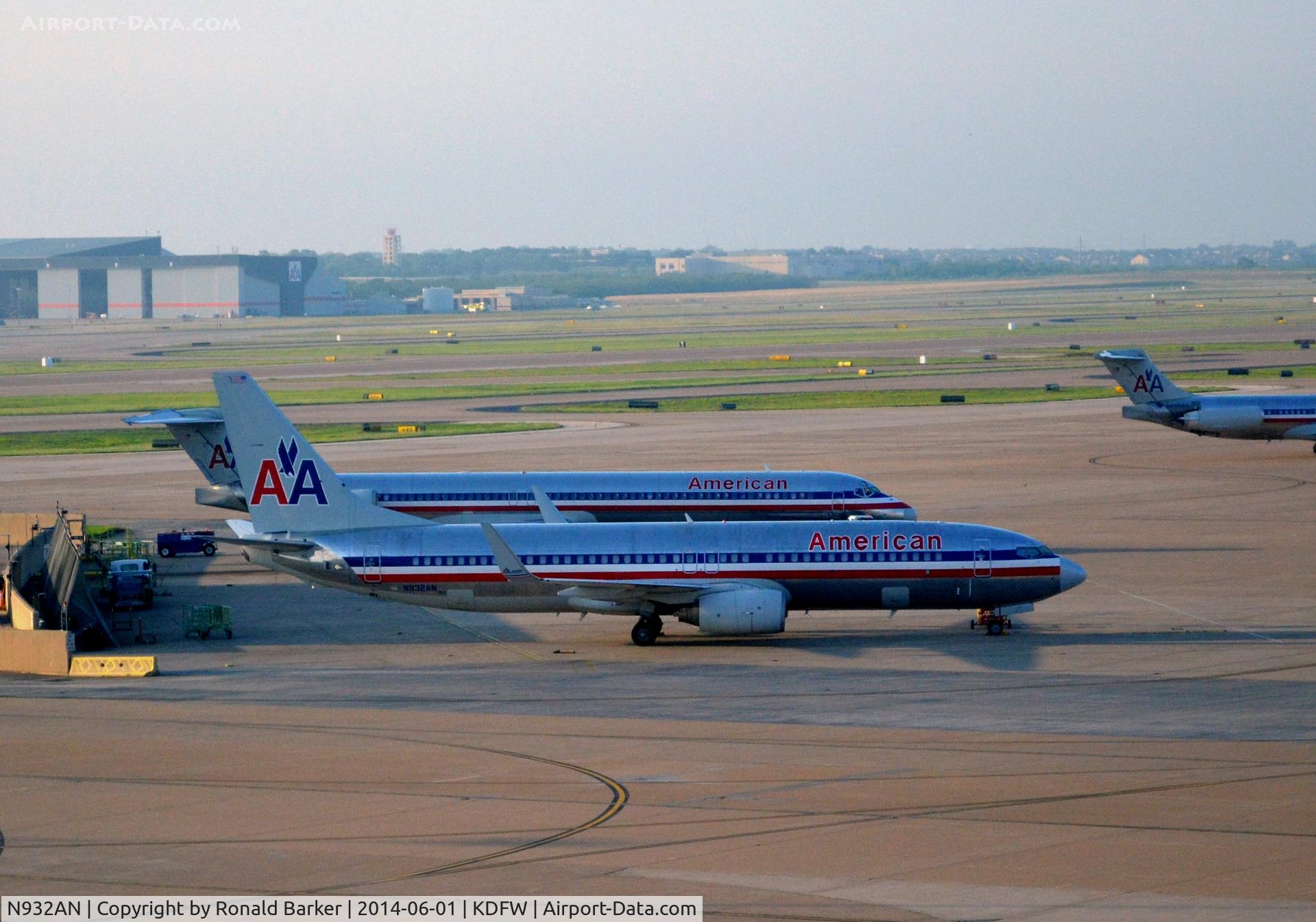 N932AN, 2000 Boeing 737-823 C/N 29530, Ramp DFW