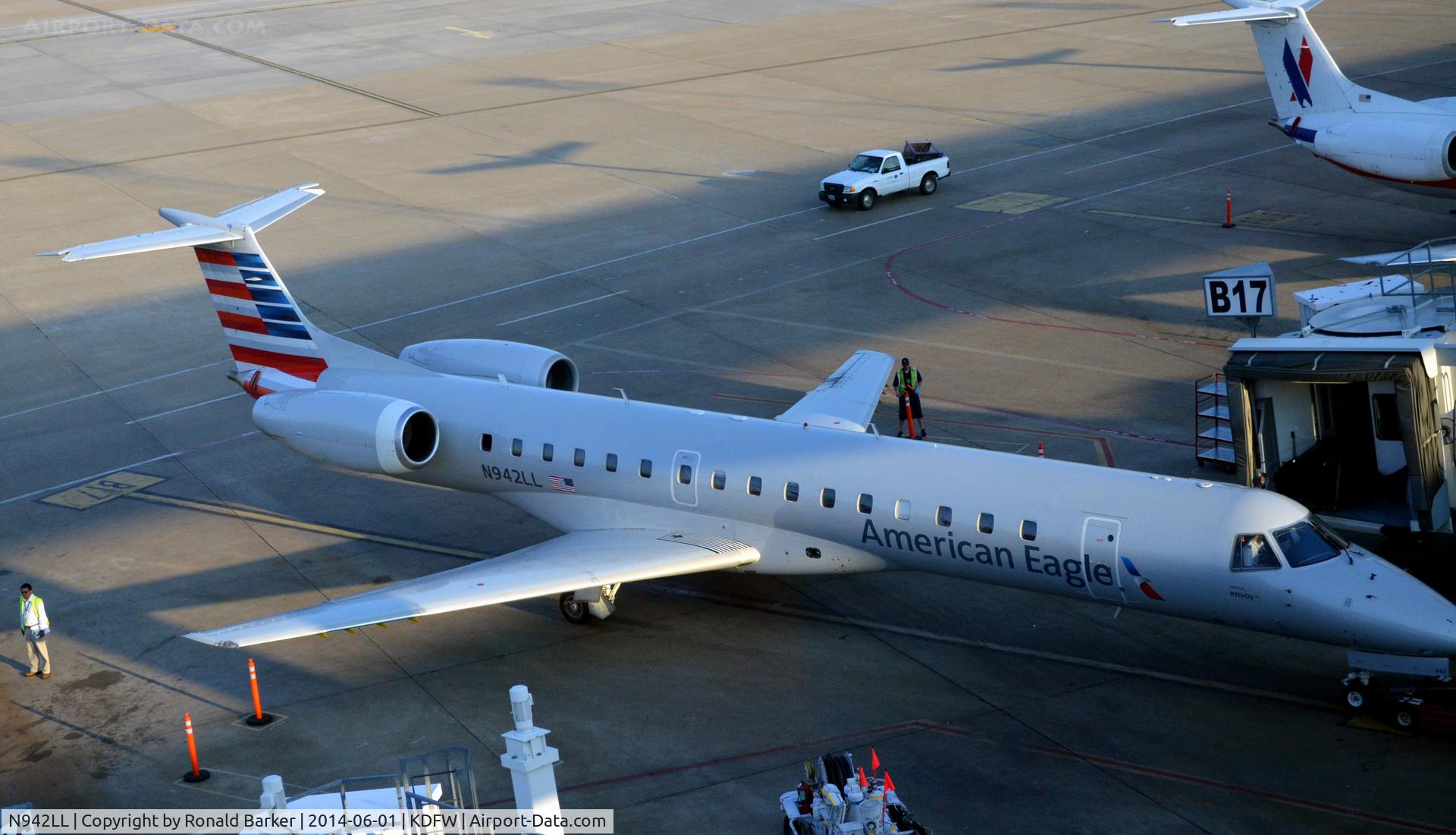 N942LL, 2005 Embraer ERJ-145LR (EMB-145LR) C/N 14500930, Gate B17 DFW