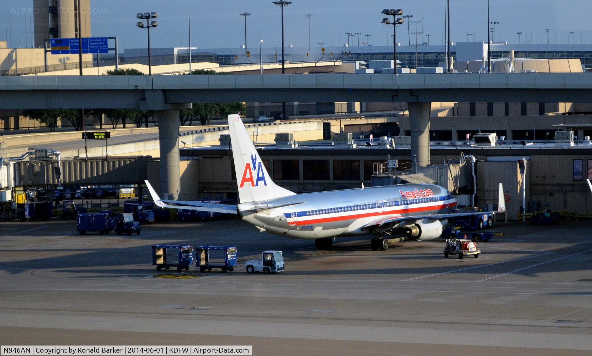 N946AN, 2000 Boeing 737-823 C/N 30600, Gate C37 DFW