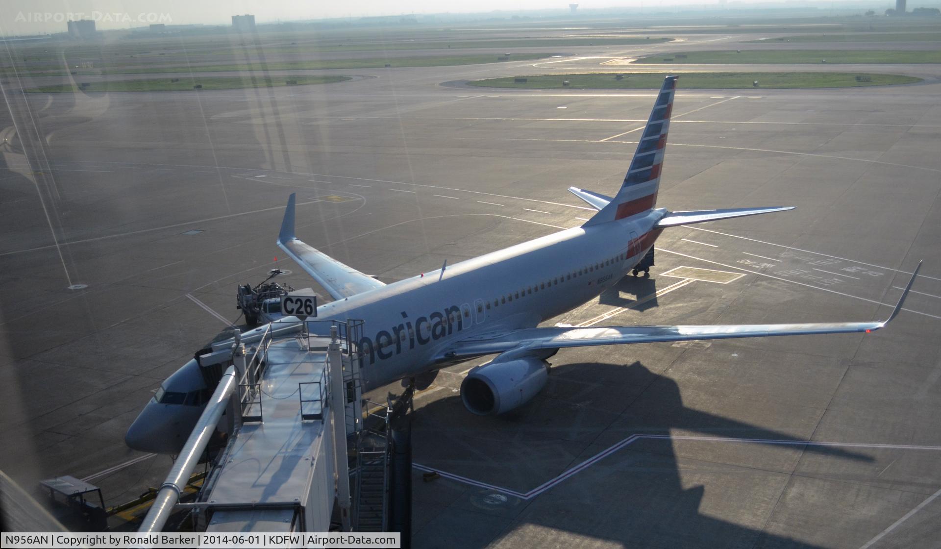 N956AN, 2001 Boeing 737-823 C/N 30090, Gate C28 DFW