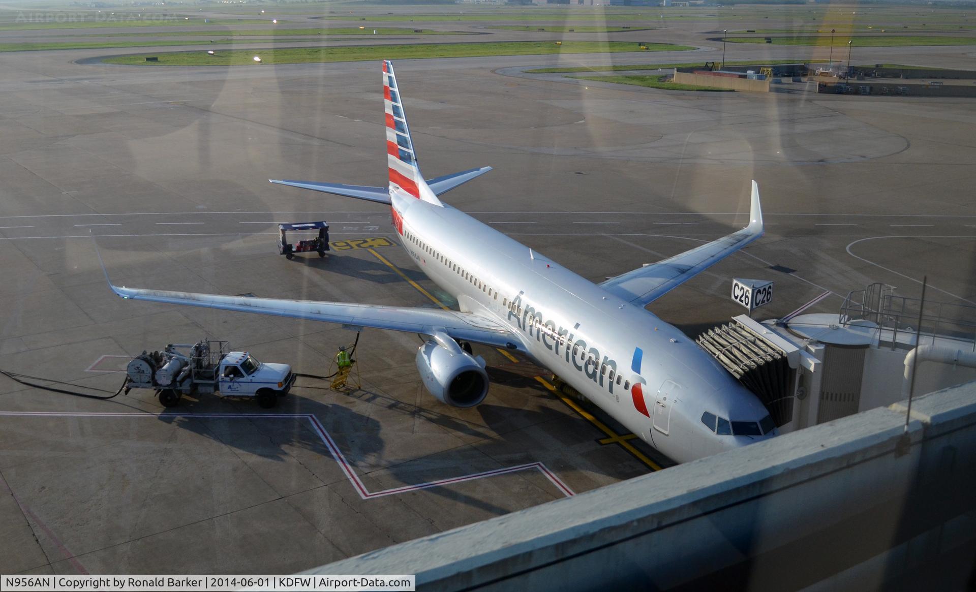 N956AN, 2001 Boeing 737-823 C/N 30090, Gate C28 DFW