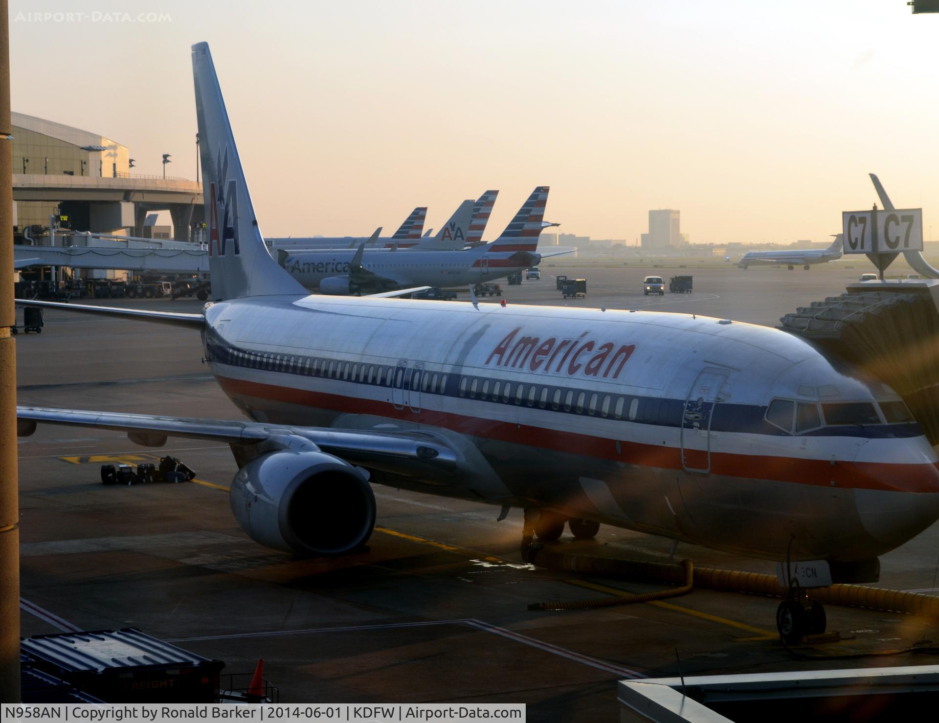N958AN, 2001 Boeing 737-823 C/N 30091, Gate C7 DFW