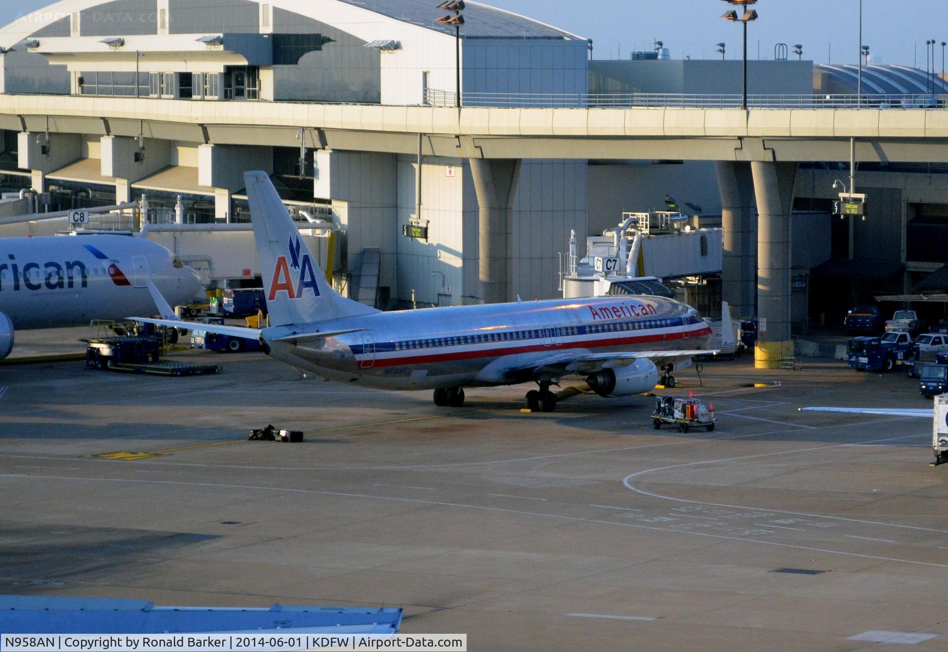 N958AN, 2001 Boeing 737-823 C/N 30091, Gate C7 DFW