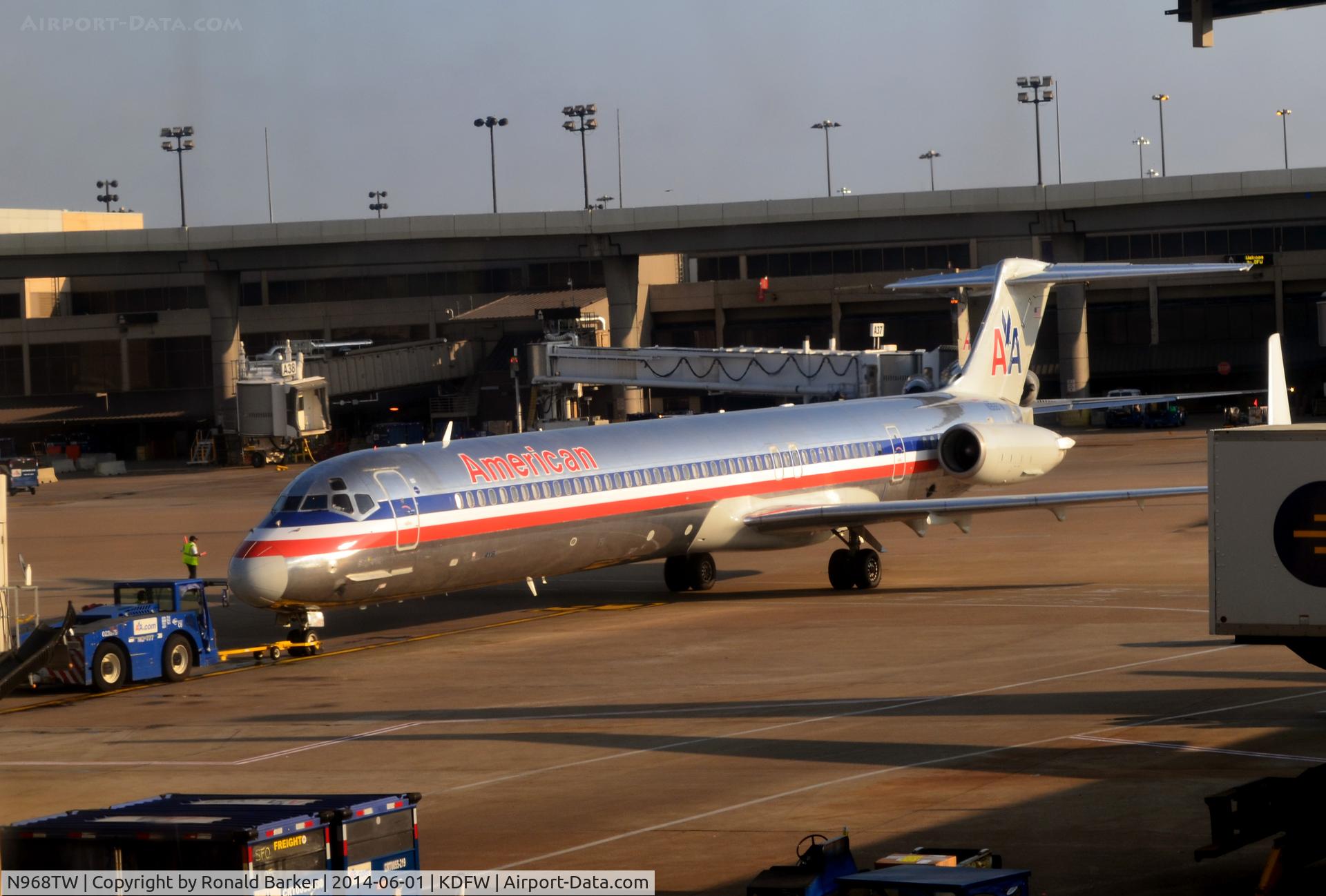 N968TW, 1999 McDonnell Douglas MD-83 (DC-9-83) C/N 53618, Pushback DFW