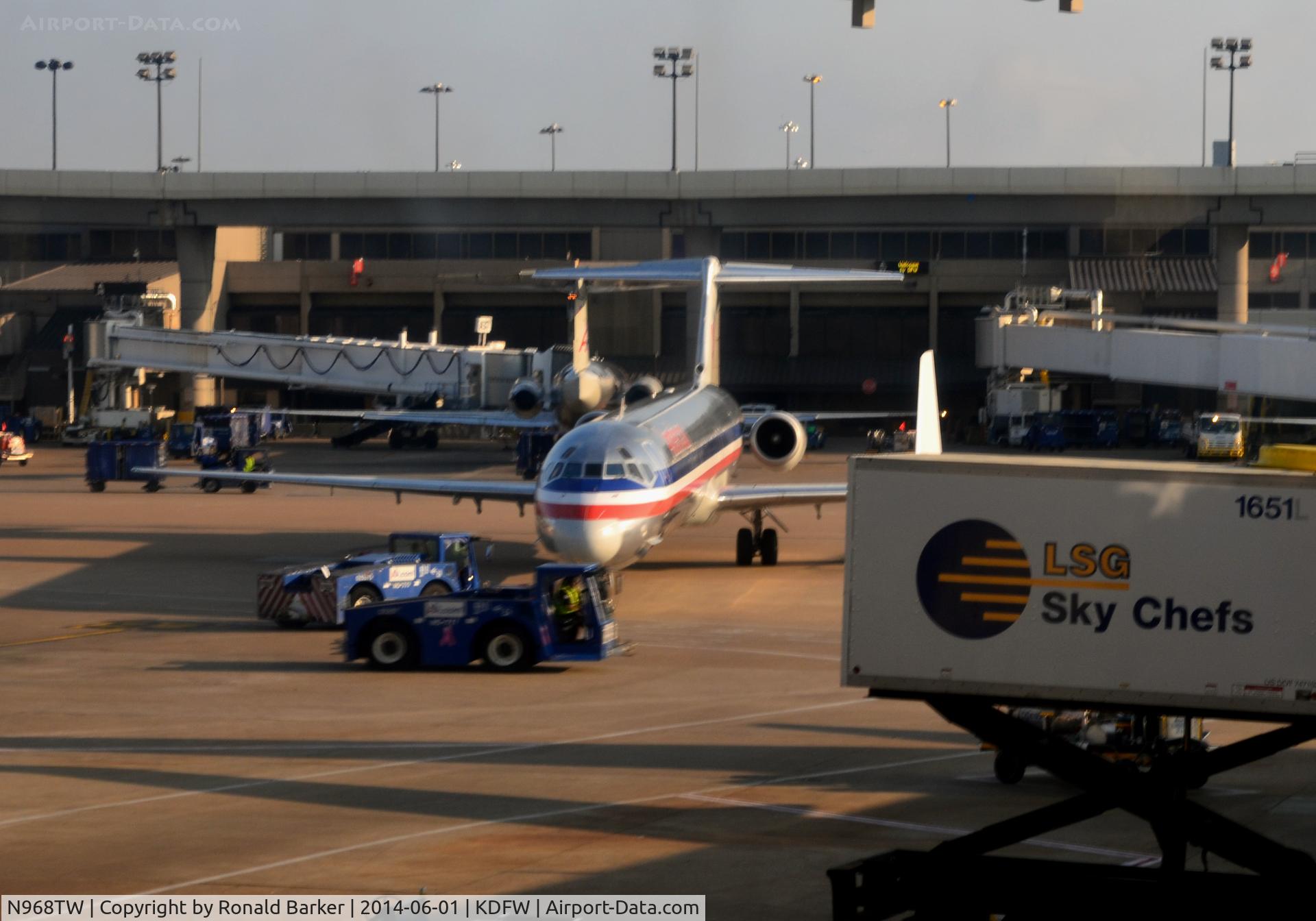 N968TW, 1999 McDonnell Douglas MD-83 (DC-9-83) C/N 53618, Pushback DFW