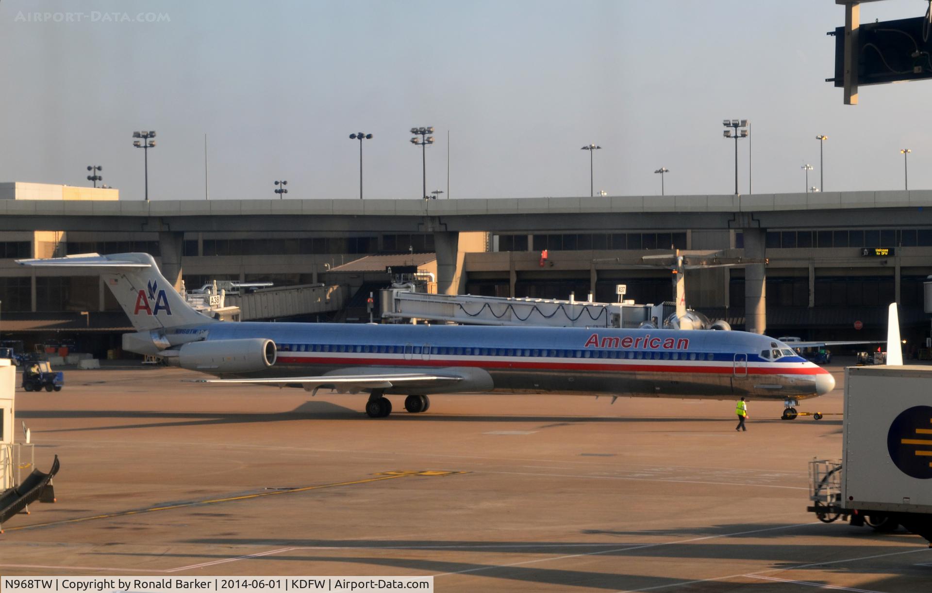 N968TW, 1999 McDonnell Douglas MD-83 (DC-9-83) C/N 53618, Pushback DFW
