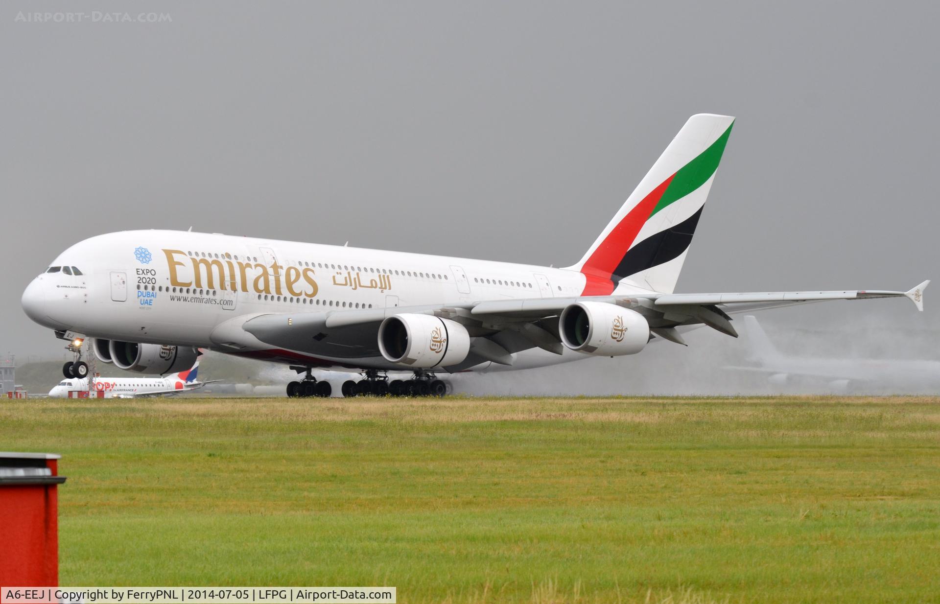 A6-EEJ, 2013 Airbus A380-861 C/N 127, Emirates A388 touching-down