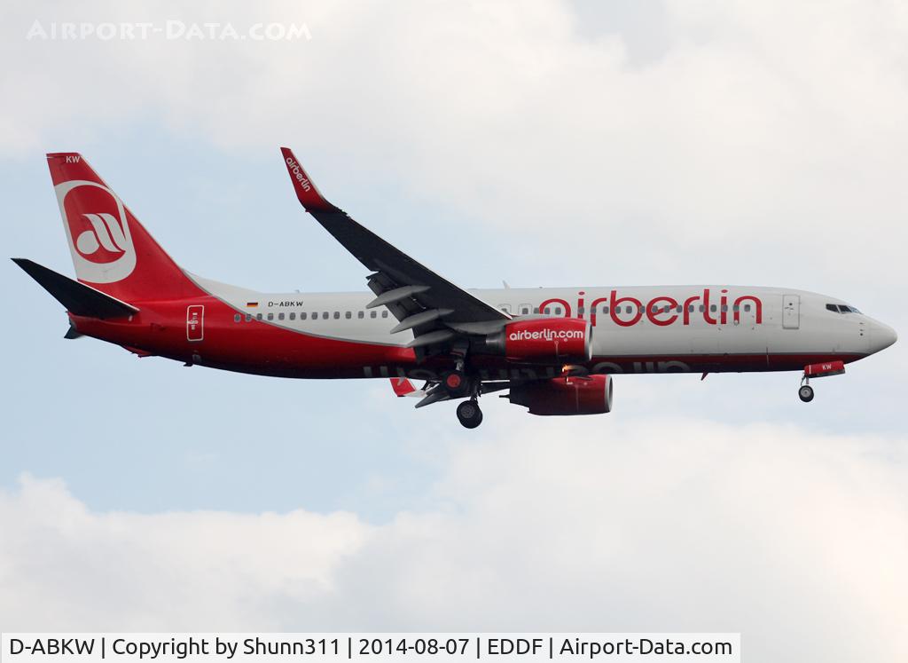 D-ABKW, 2011 Boeing 737-86J C/N 36884, Landing rwy 25L
